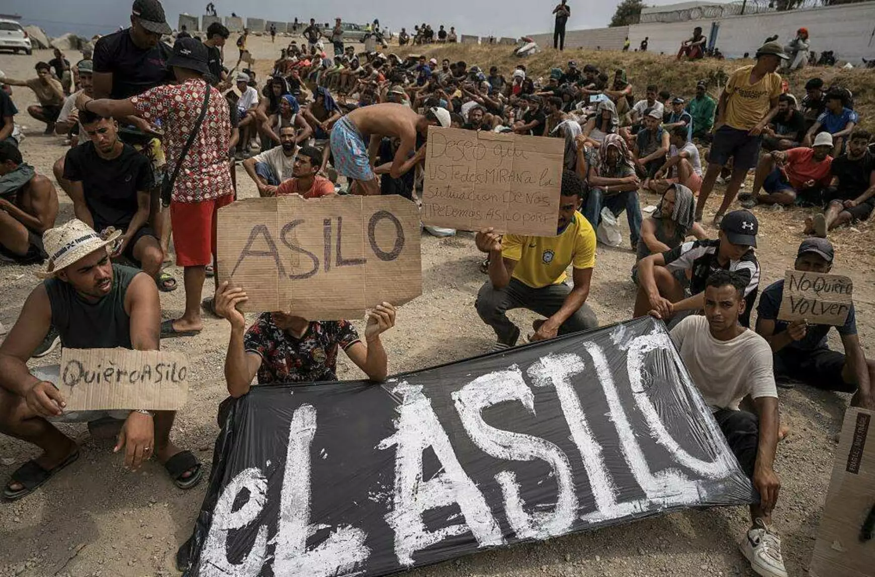Többségükben marokkói migránsok az afrikai spanyol exklávéban, Ceutában 2026 augusztusában 