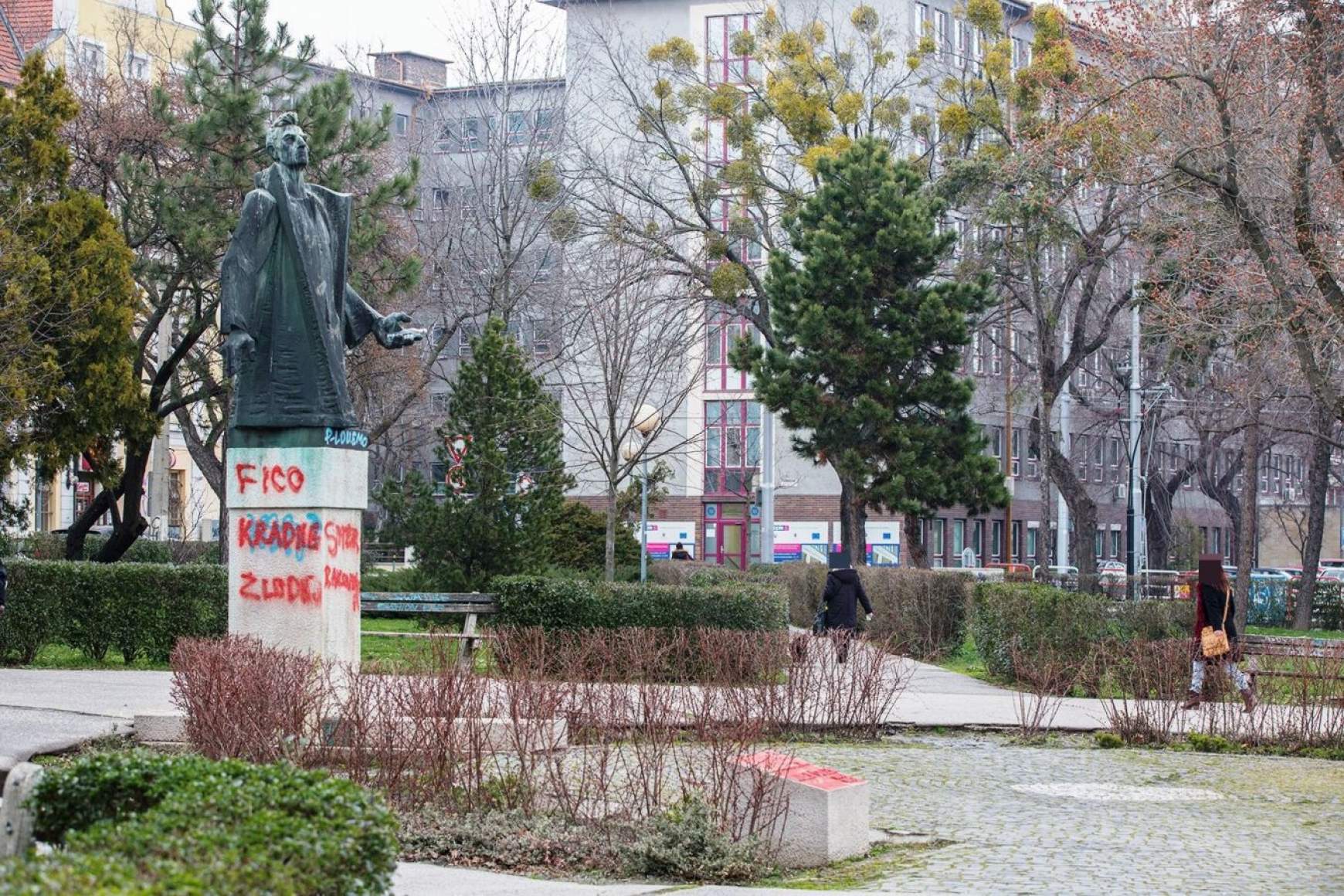 A Kormányhivatal melletti parkban jelenleg a kommunista Marek Čulen szobra áll.