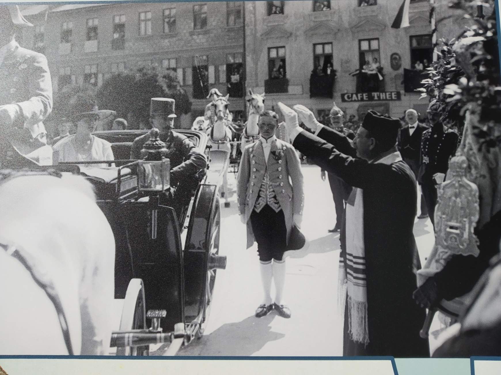 A kiállításon találkozhatunk azzal a kivételes fényképfelvétellel is, amely IV. Károly és felesége, Zita királyné látogatását örökíti meg Pozsonyban 1918. július 16-án, miközben Funk Sámuel dr. főrabbi megáldja őket a pozsonyi Hal téren.