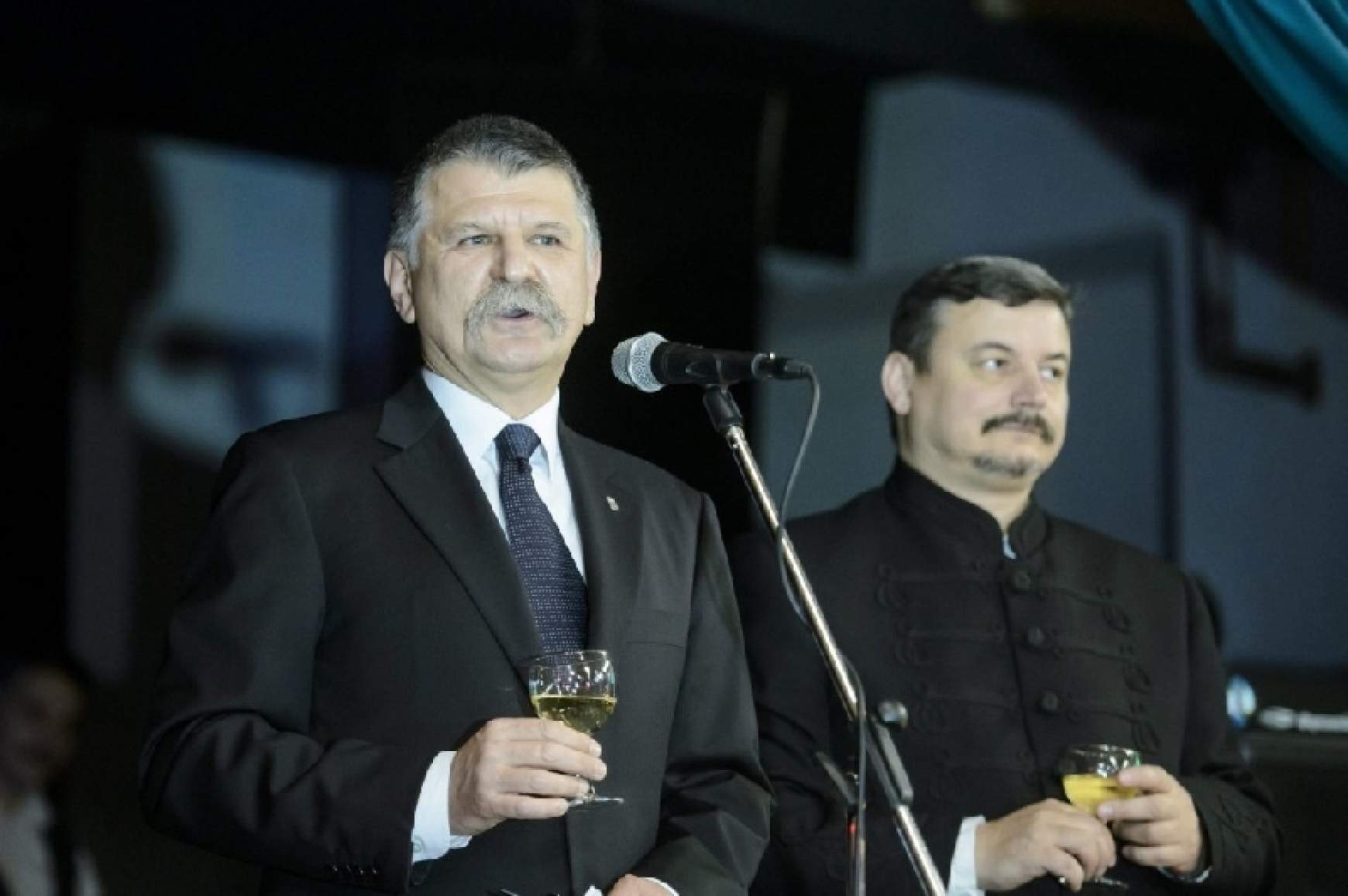 201601181901150.01_a_Libadi_bal_-_Berenyi_Koverrel.jpg 201601181901150.01_a_Libadi_bal_-_Berenyi_Koverrel.jpg