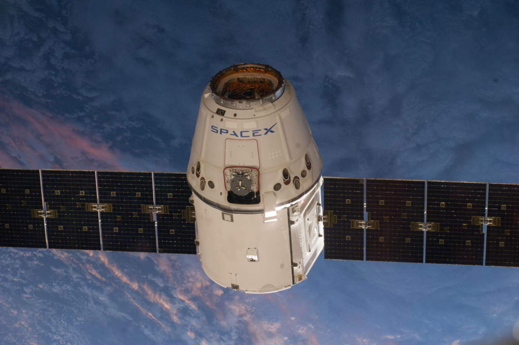 201604290954250.spacex-dragon-below-iss.jpg