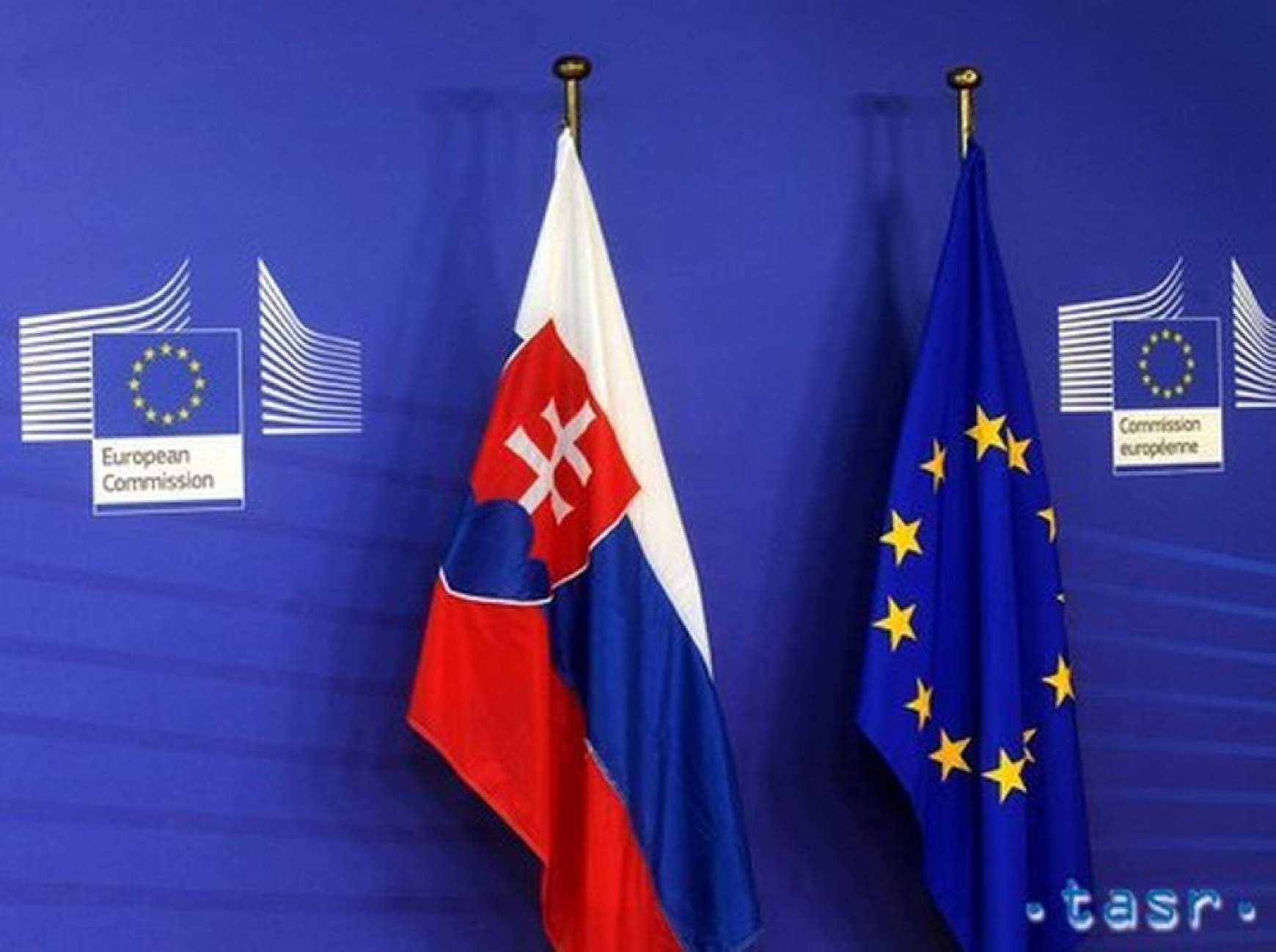 201605011814110.0001a_eu-slovensko-vlajky-clanok.jpg