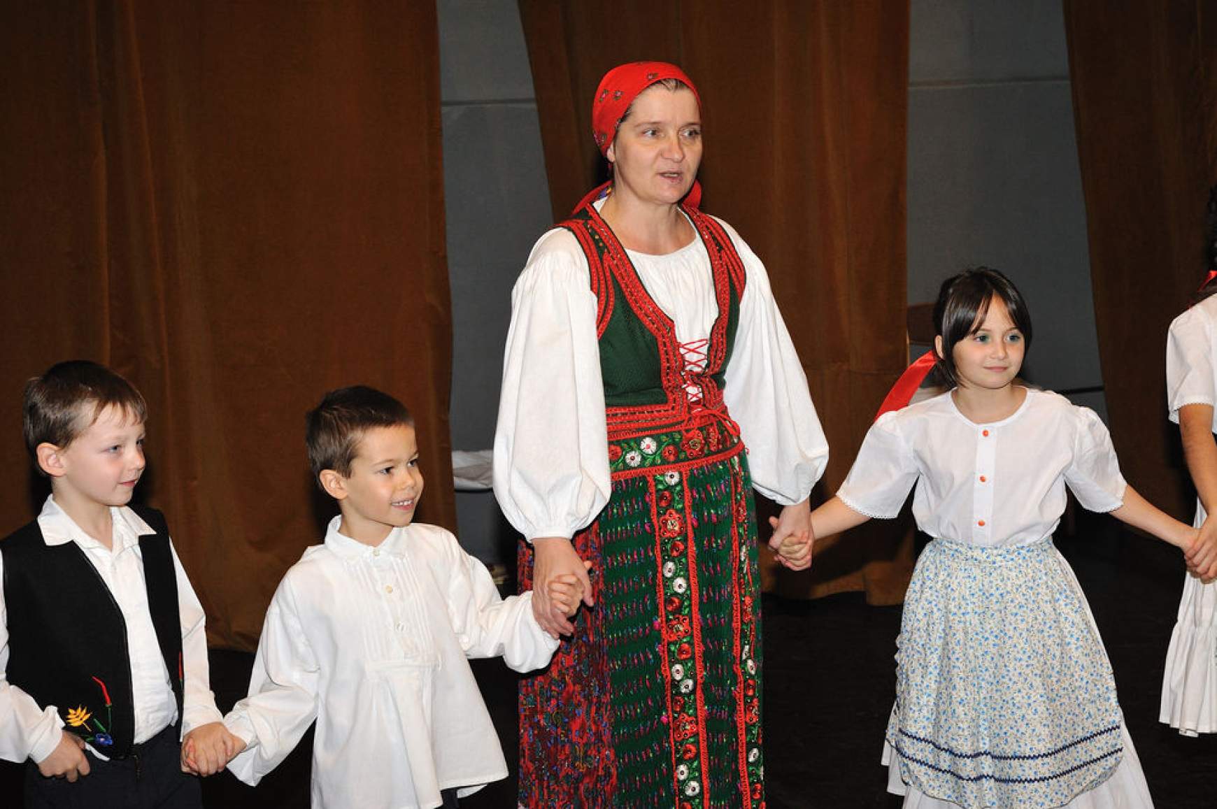 201611240827160.Gabor_Klara_gyerekekkel.jpg 201611240827160.Gabor_Klara_gyerekekkel.jpg