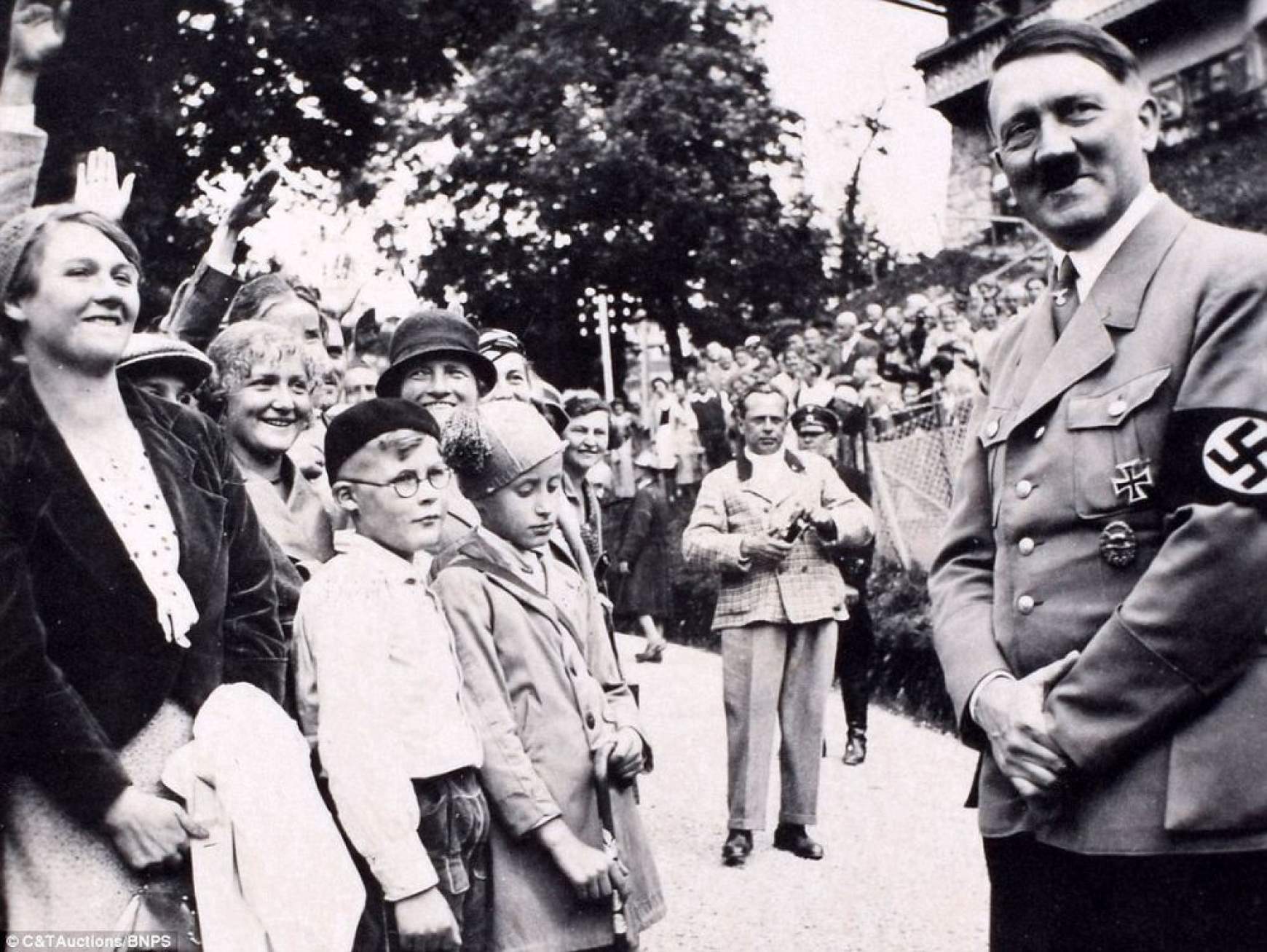 201703141827030.hitler-photo-album-.jpg 201703141827030.hitler-photo-album-.jpg