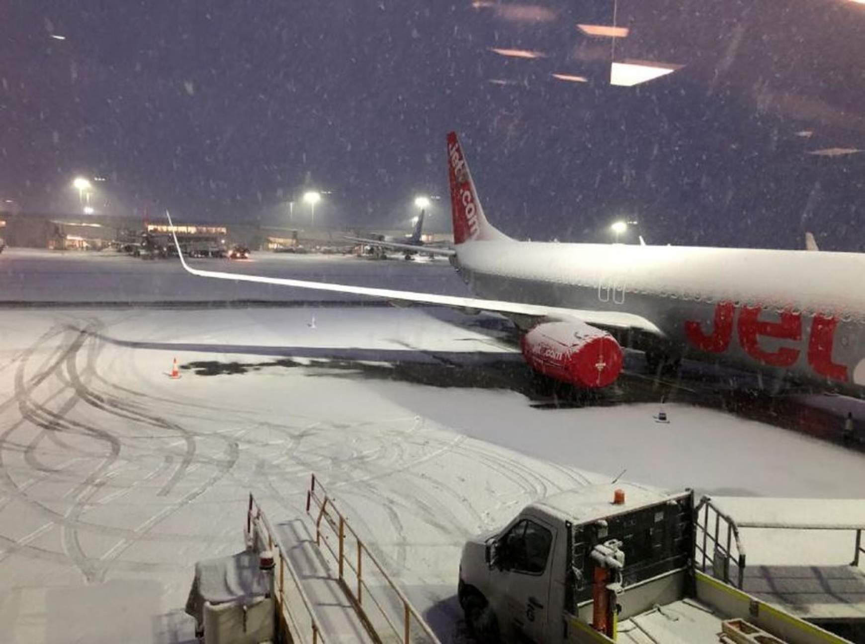 201803021555430.gla-airport-snow-nikster2k.jpg