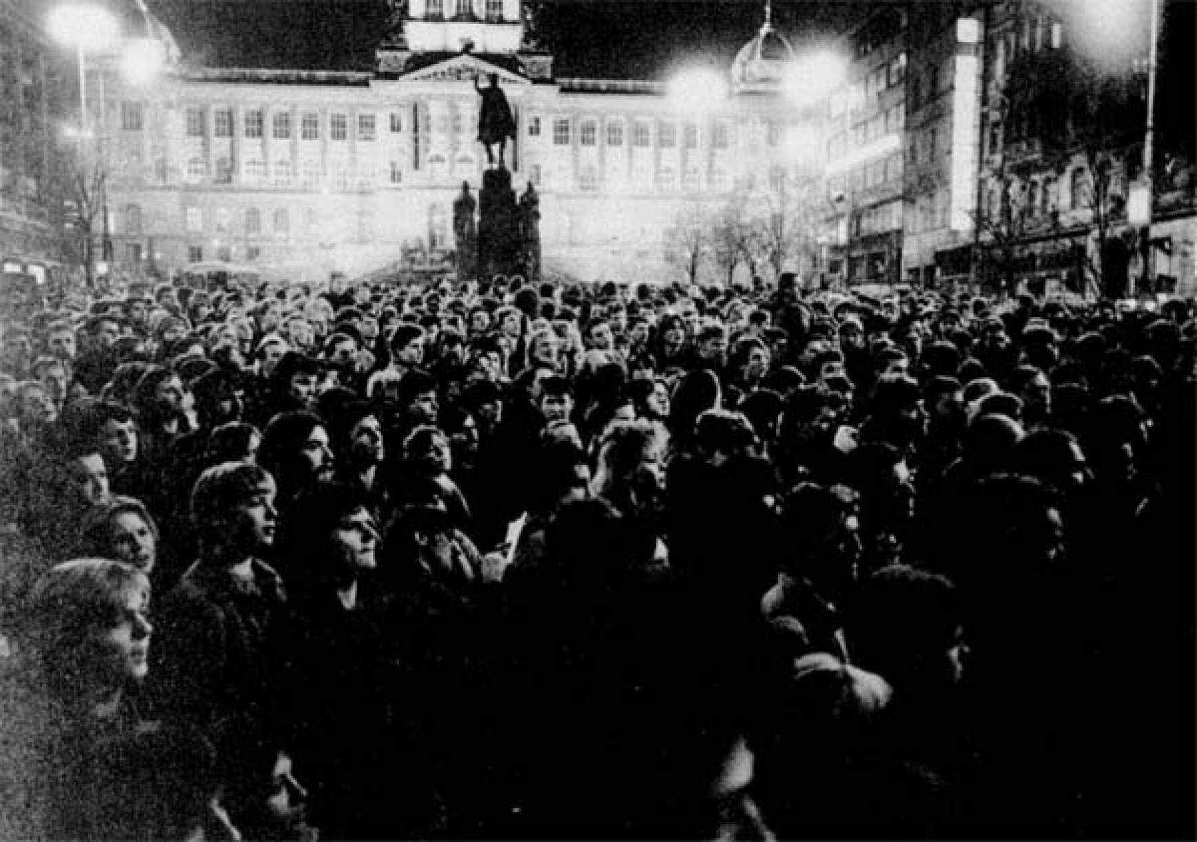 Pillanatkép az 1989-es Prágában elkezdődött bársonyos forradalomból, ami végül a kommunista rendszer bukásához vezetett