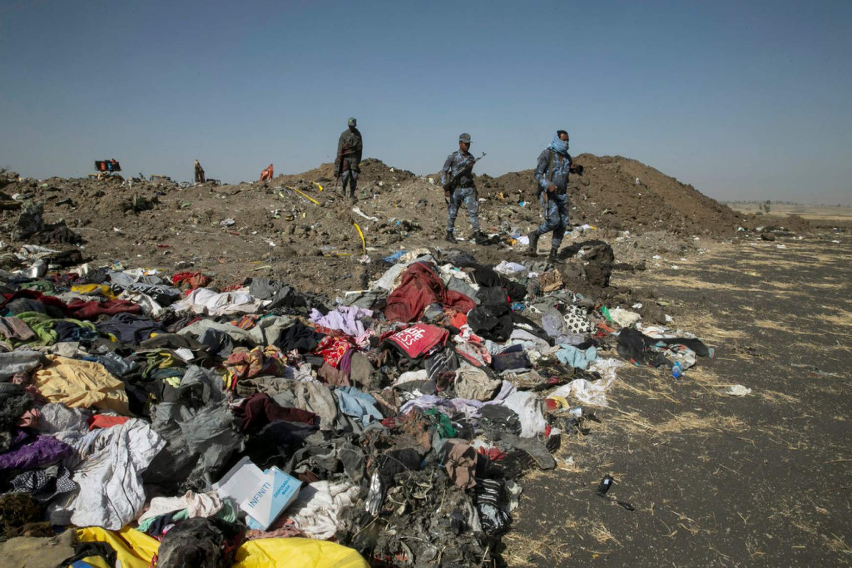 Mentőcsapatok kutatnak a szerencsétlenül járt etióp gép roncsai között. (foto: Baz Ratner/ Reuters)