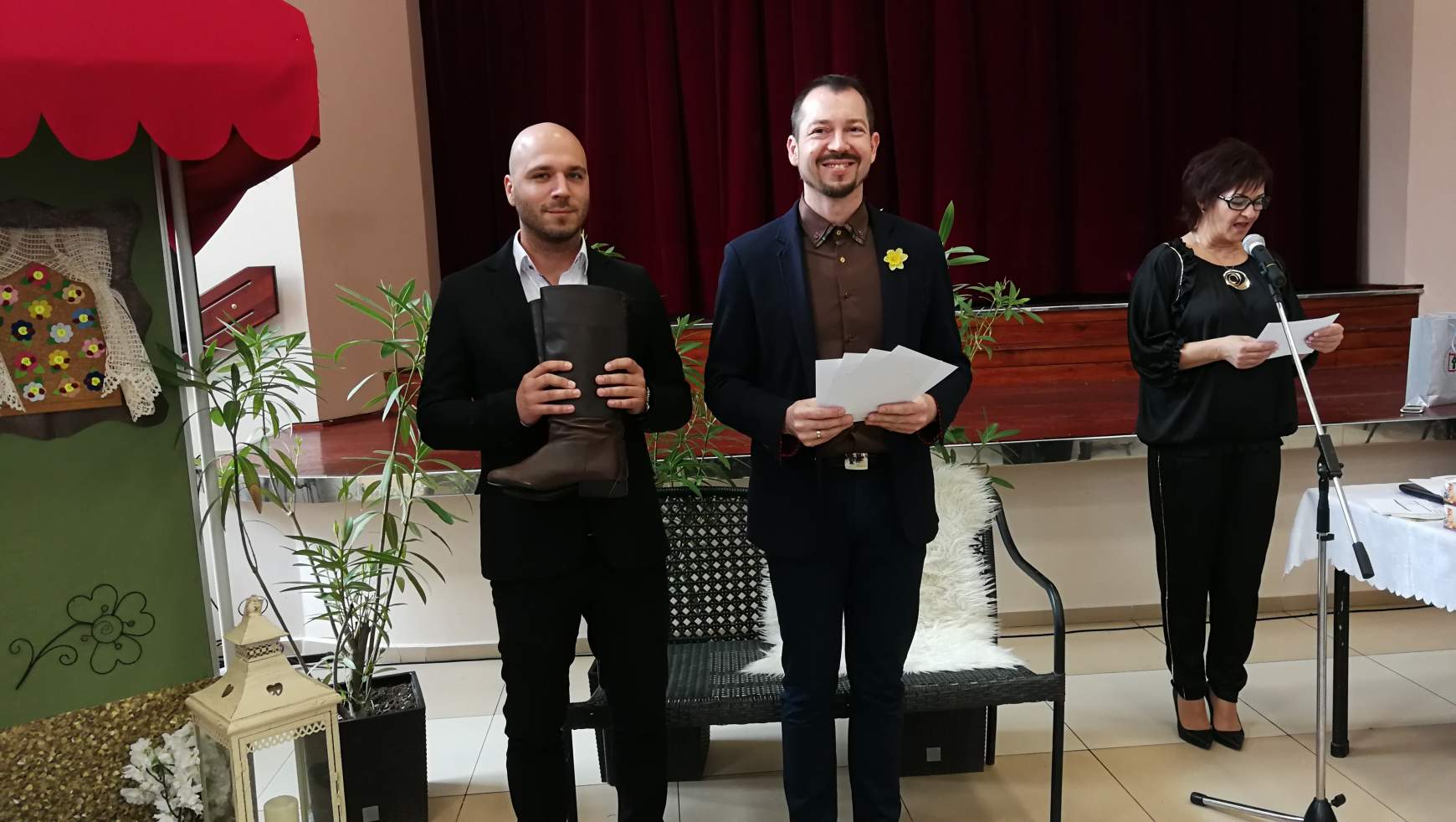 (jobbról) Mózes Hajnalka, Bognár László iskolaigazgató. Török Gergely polgármester