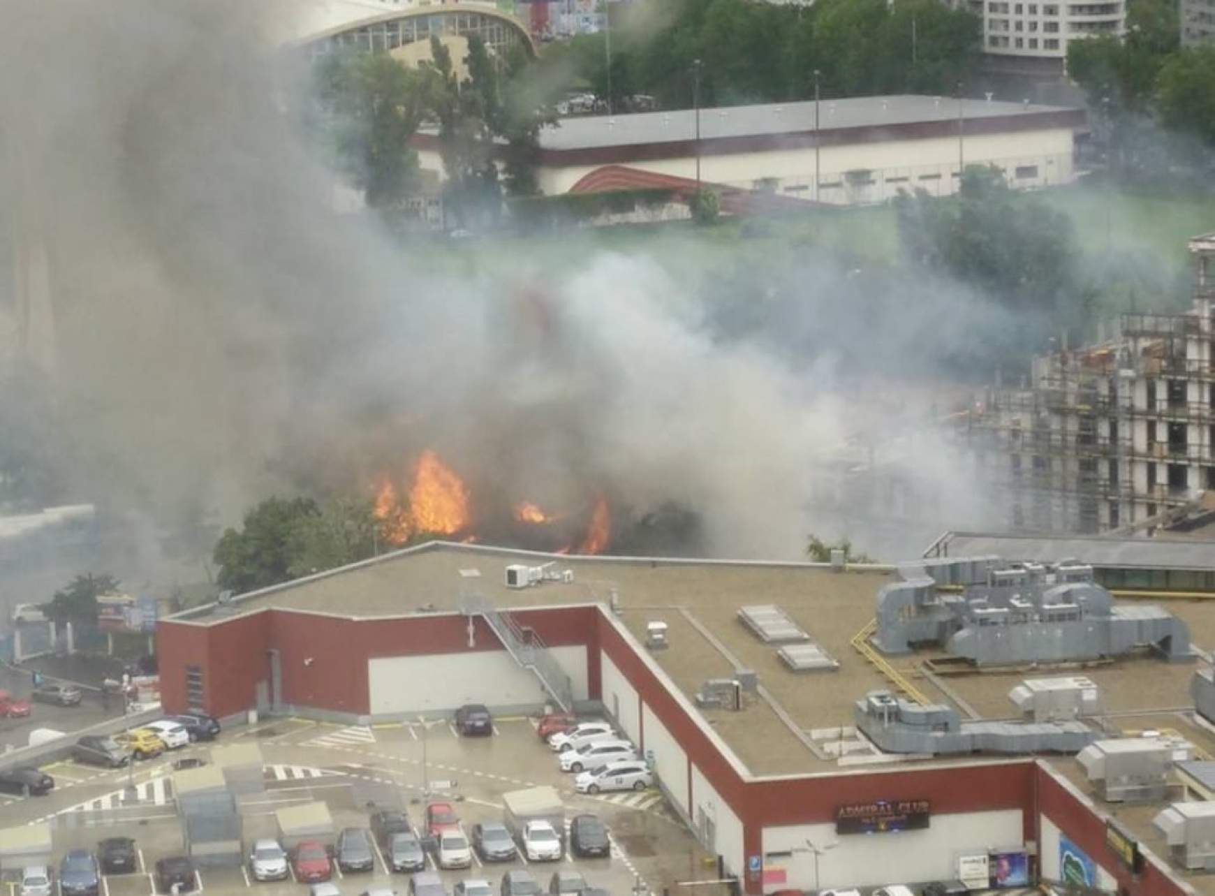 Lángokban áll a pozsonyi Polus Center