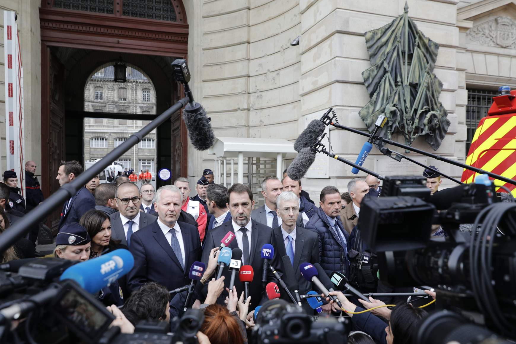 Christophe Castaner (k), belügyminiszter és Didier Lallement (j), Párizs rendőrprefektusa a támadást követően.