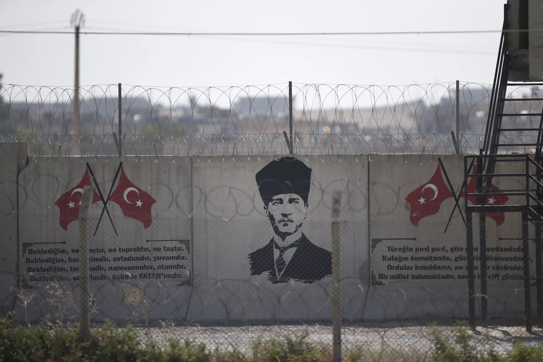 A modern Törökország atyjaként tisztelt Kemal Atatürtköt éltető graffiti a török-szír határon.