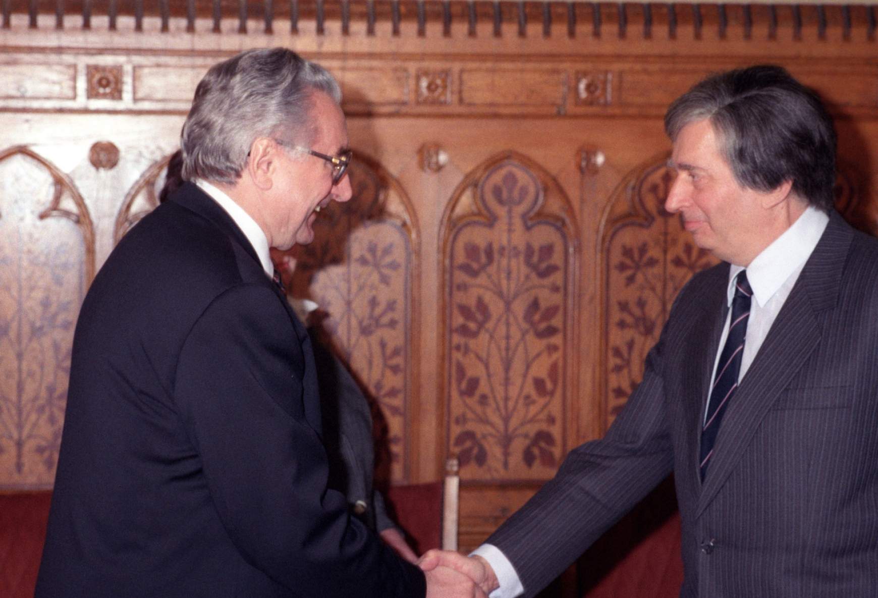 Franjo Tuđman (tudták, hogy Tudzsmánnak kell ejteni?) találkozása Antall József magyar miniszterelnökkel, valamikor a kilencvenes évek elején