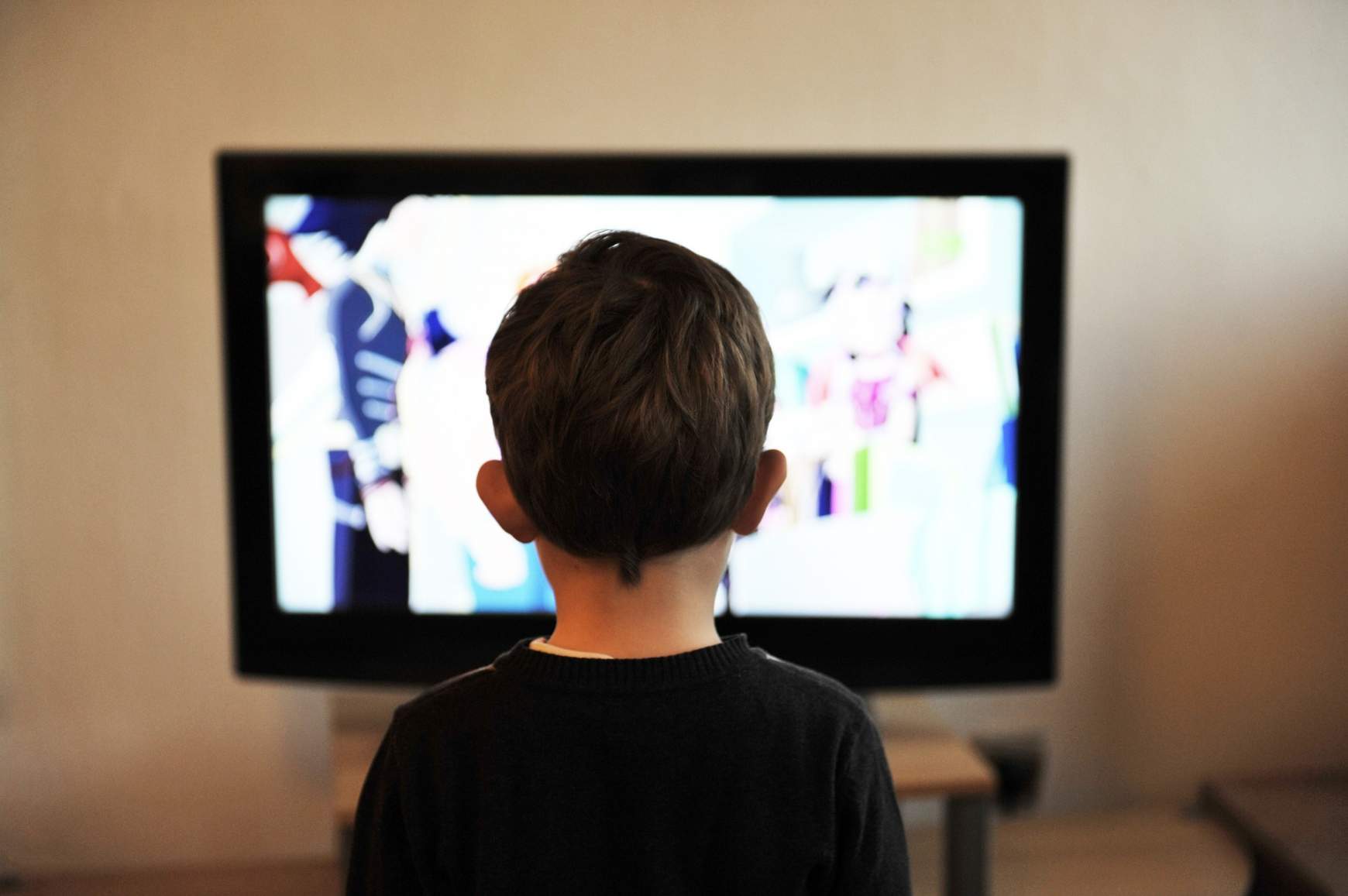 gyerek tv előtt gyerek tv előtt