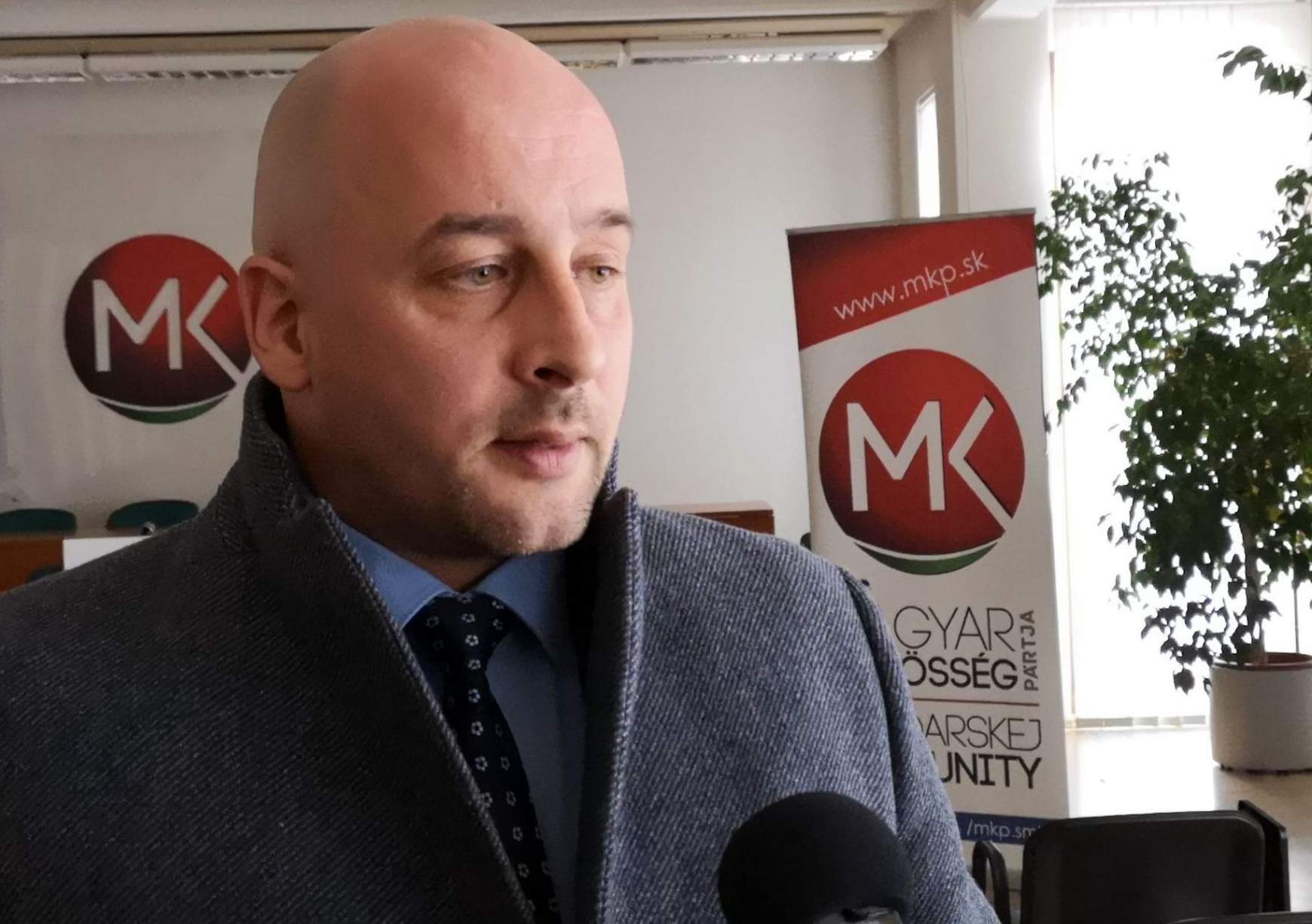 Menyhárt leadta a petíciót Menyhárt leadta a petíciót