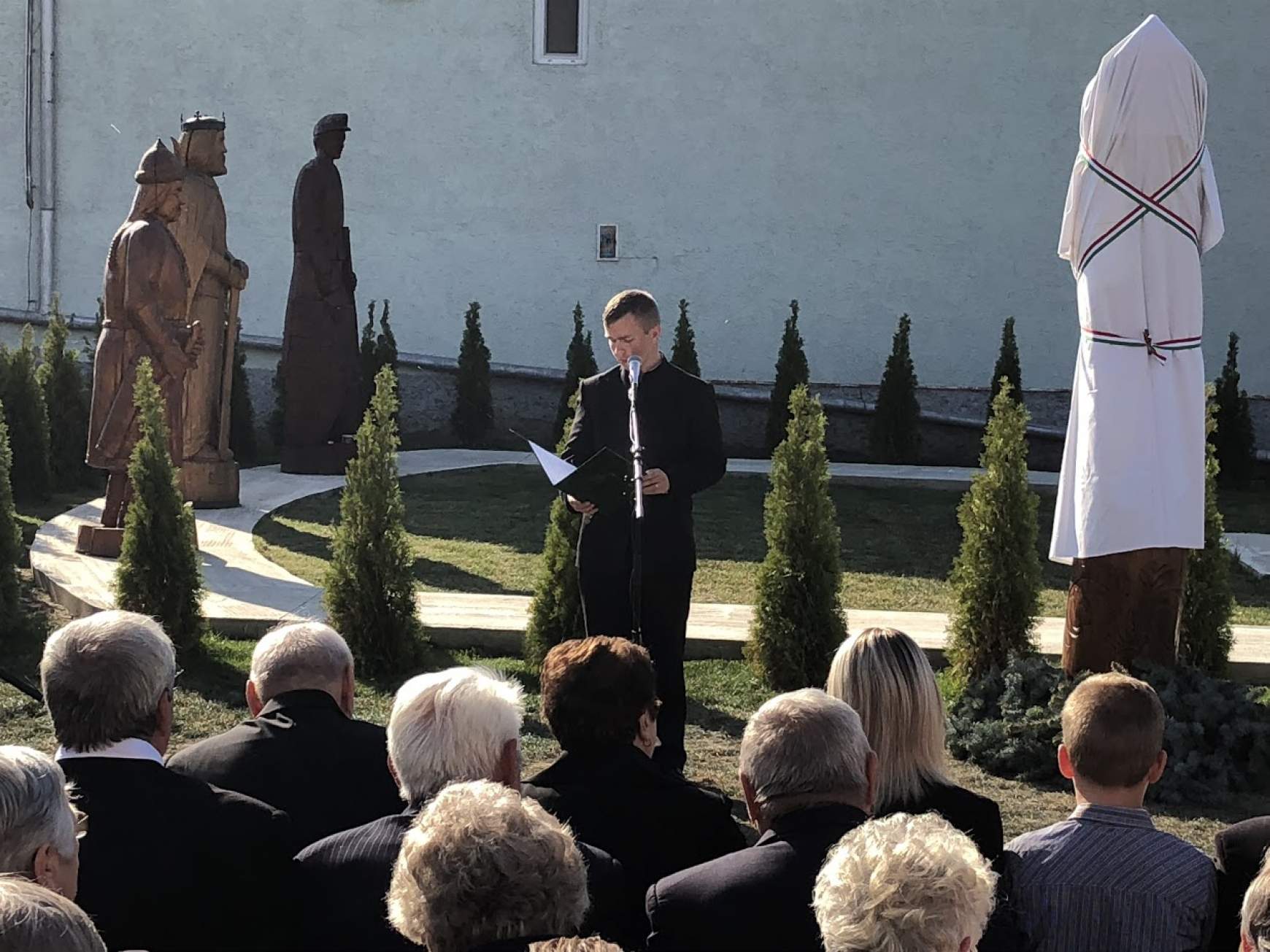 Varga Tibor köszönti az egybegyűlteket