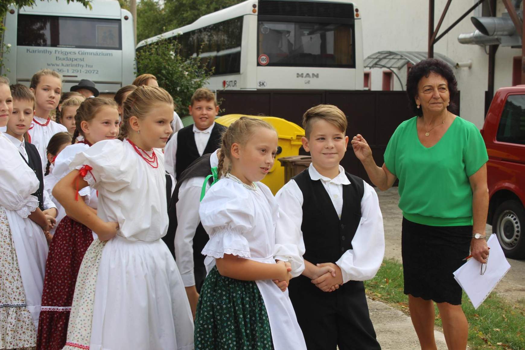 Hégli Marianna a Kisbojtár vezetője a táncosokkal