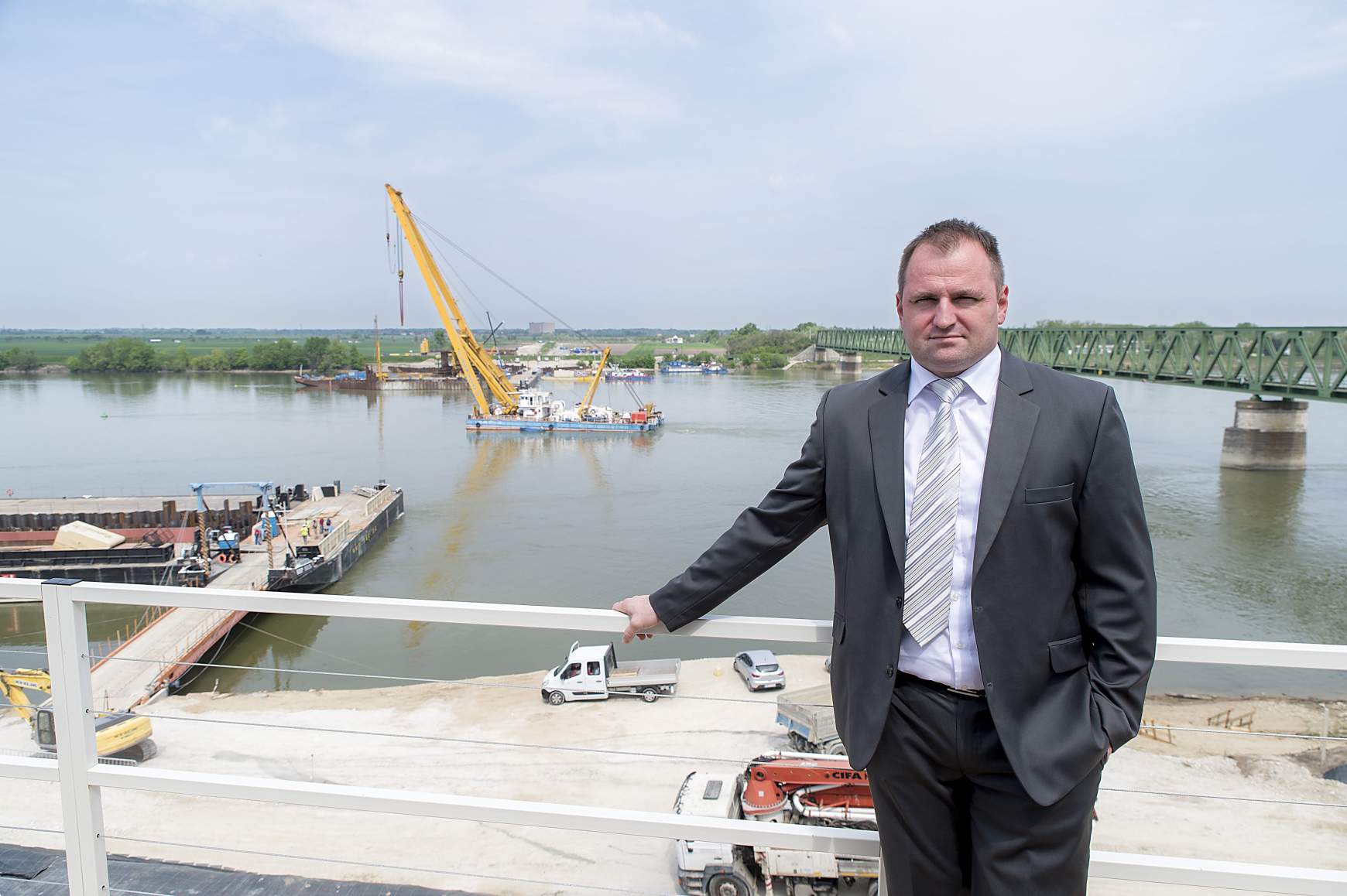 Pántya József, a Nemzeti Infrastruktúra Fejlesztő (NIF) Zrt. útfejlesztési igazgatója az épülő új komáromi Duna-hídnál.
