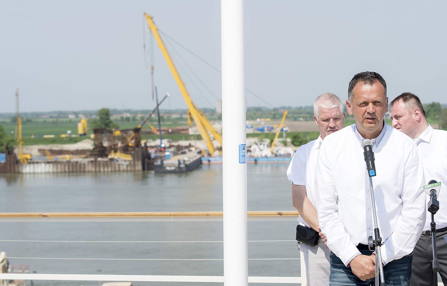 Sitku László, a Hidászokért Egyesület elnöke beszédet mond az új komáromi Duna-híd látogatóközpontja megnyitóünnepségén.