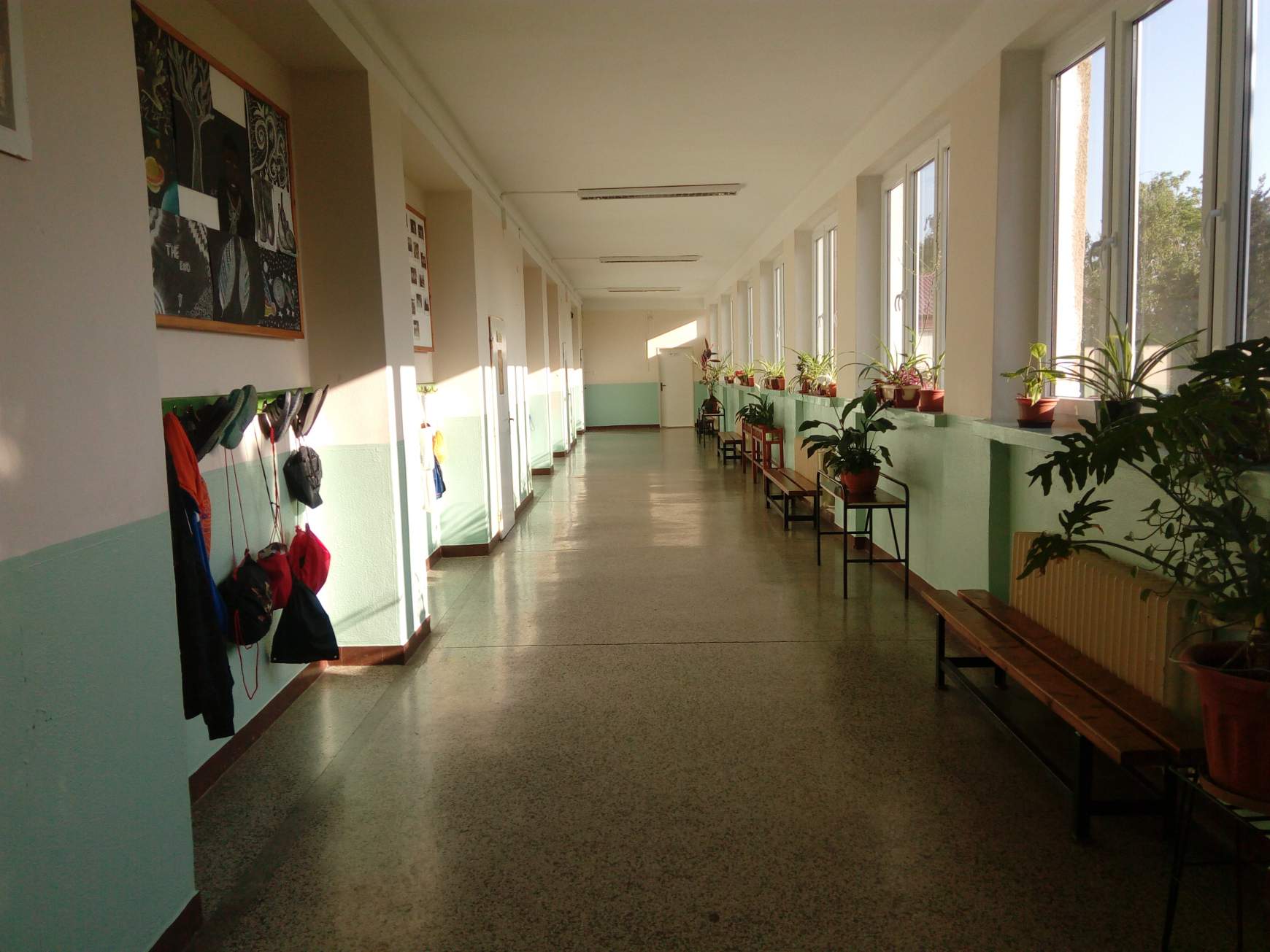 A többszintes pozsonyeperjesi iskola tágas folyosója