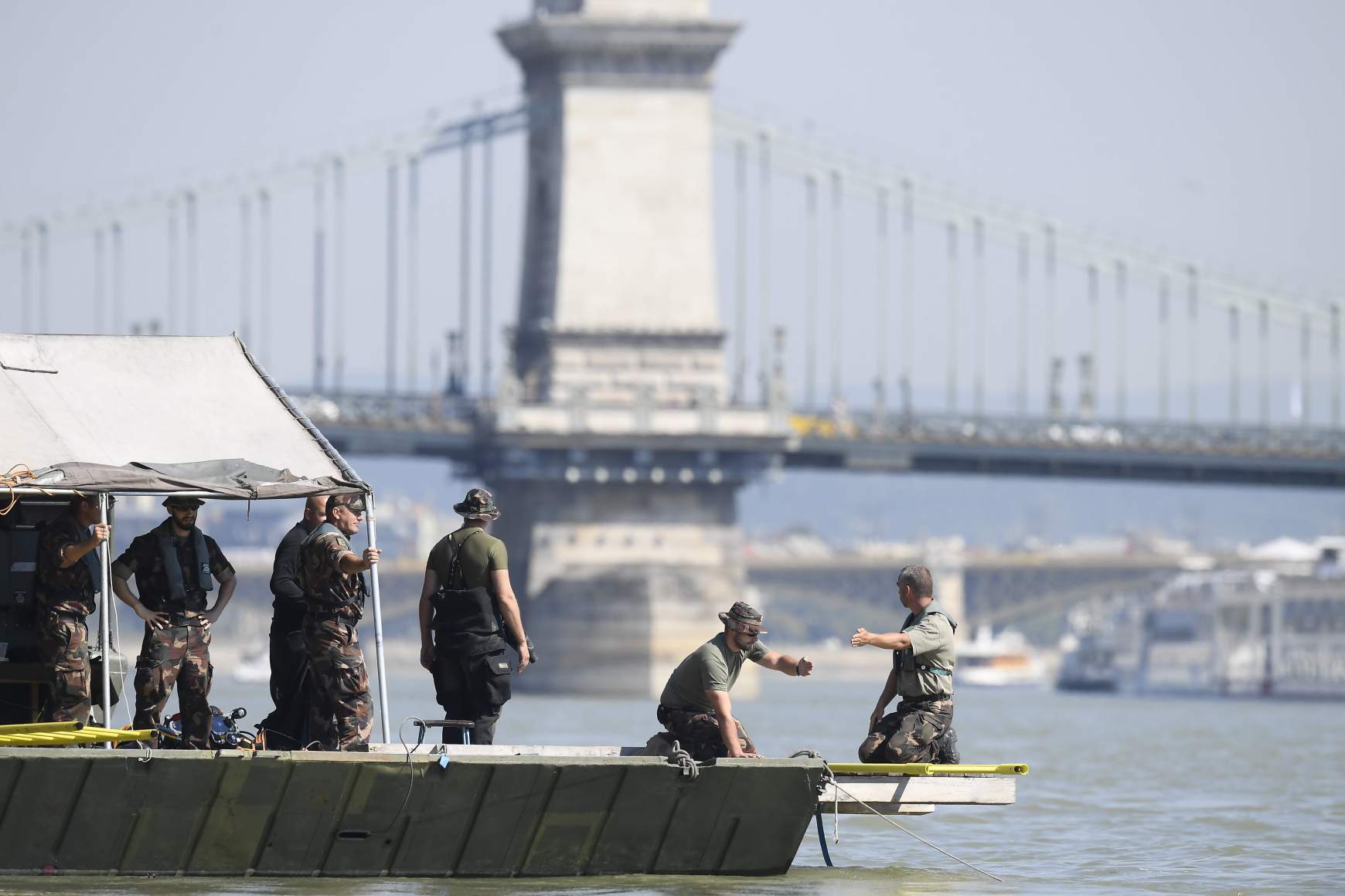 Bomba a Dunában - Lezárták az Erzsébet hidat Budapesten