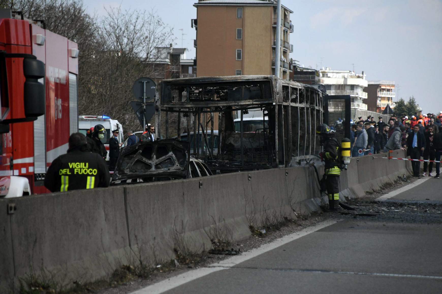 Milano iskolabusz felgyújtása