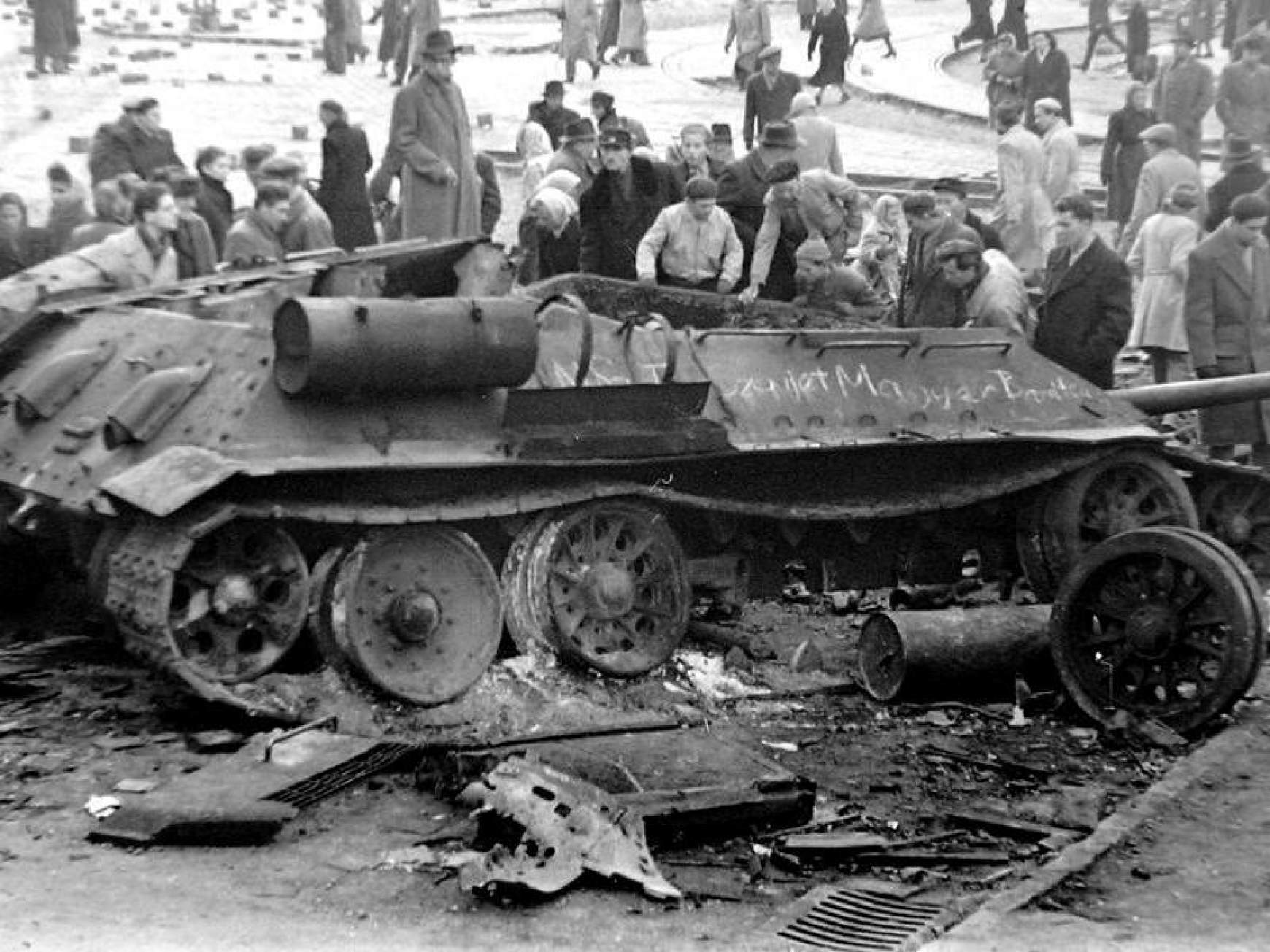 Az 1956-os forradalom a politika szorításában Az 1956-os forradalom a politika szorításában