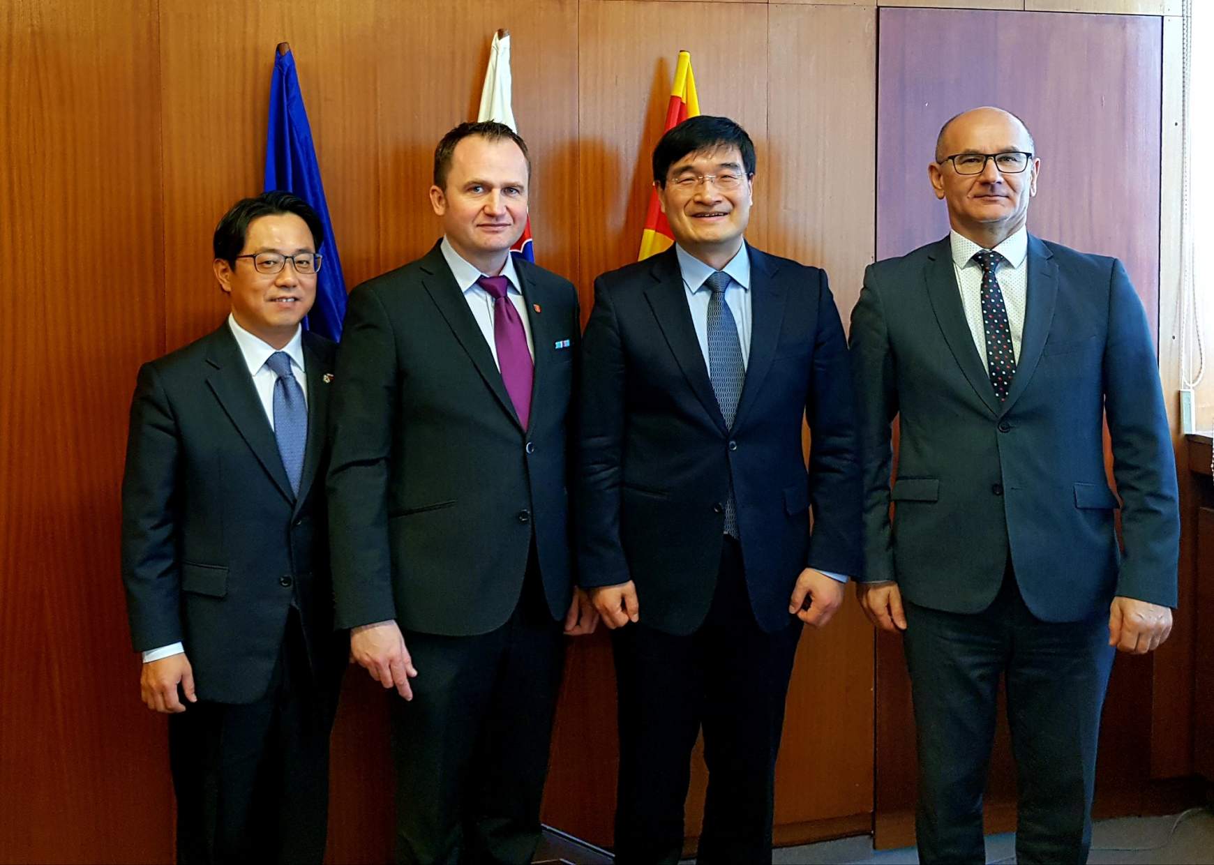 Balról jobbra: A delegáció tagja, Peter Paška, Chung Byung Hwa, Miroslav Psota