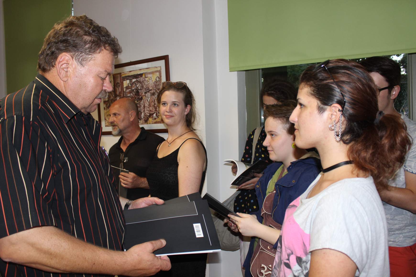 Vígh Gábor polgármester katalógust ajándékoz a résztvevőknek