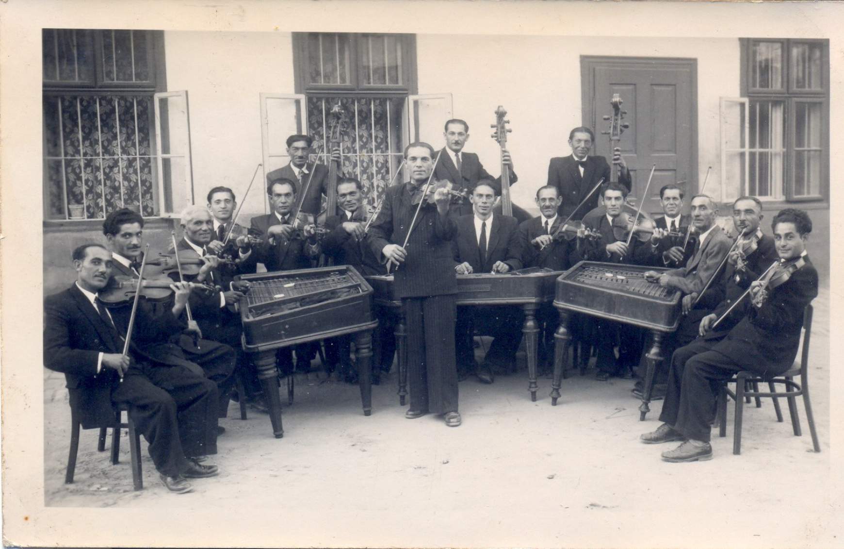 Gútai cigányzenészek 1950-ben. A kép jobb szélén Farkas János