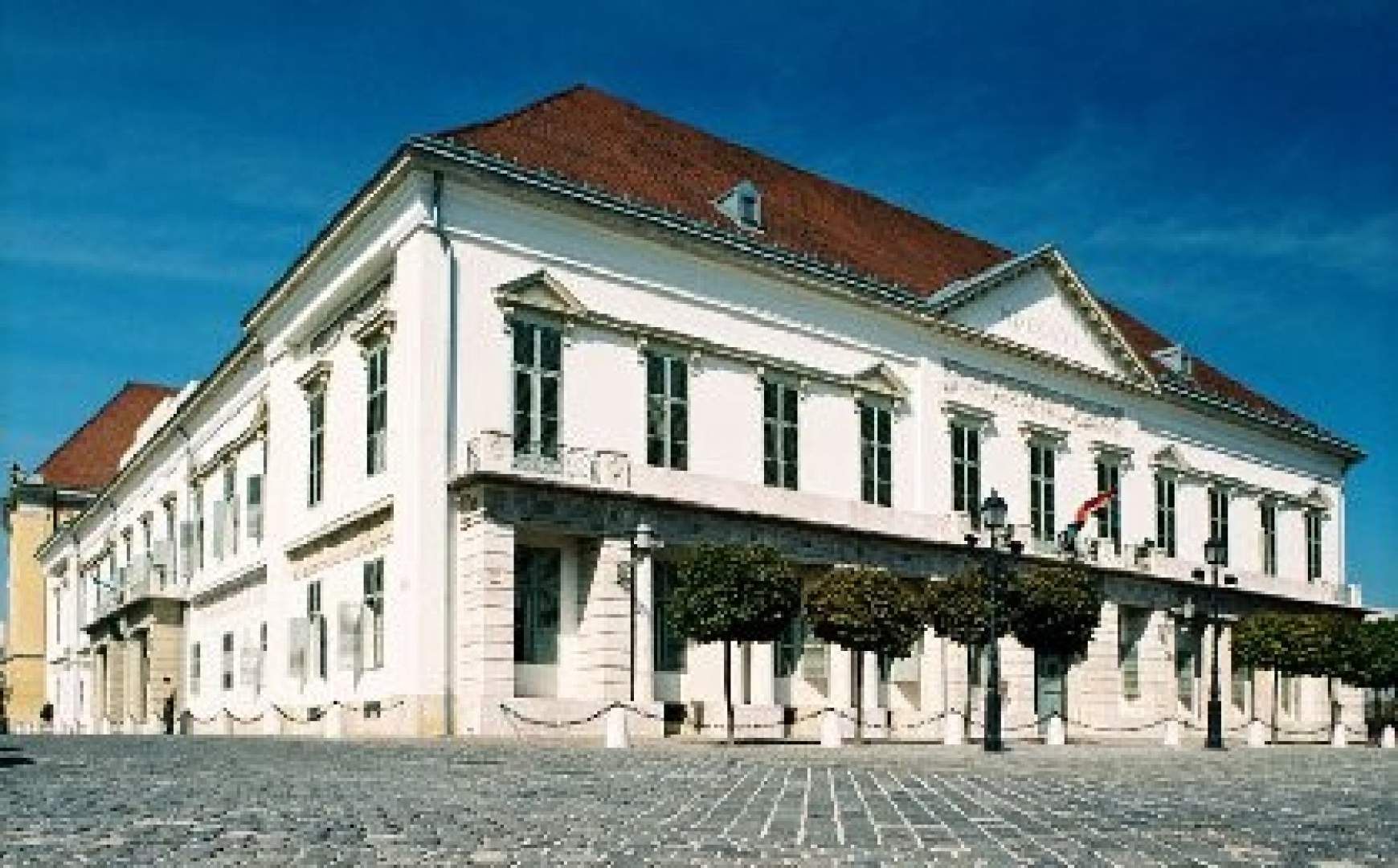 A Sándor palota épülete