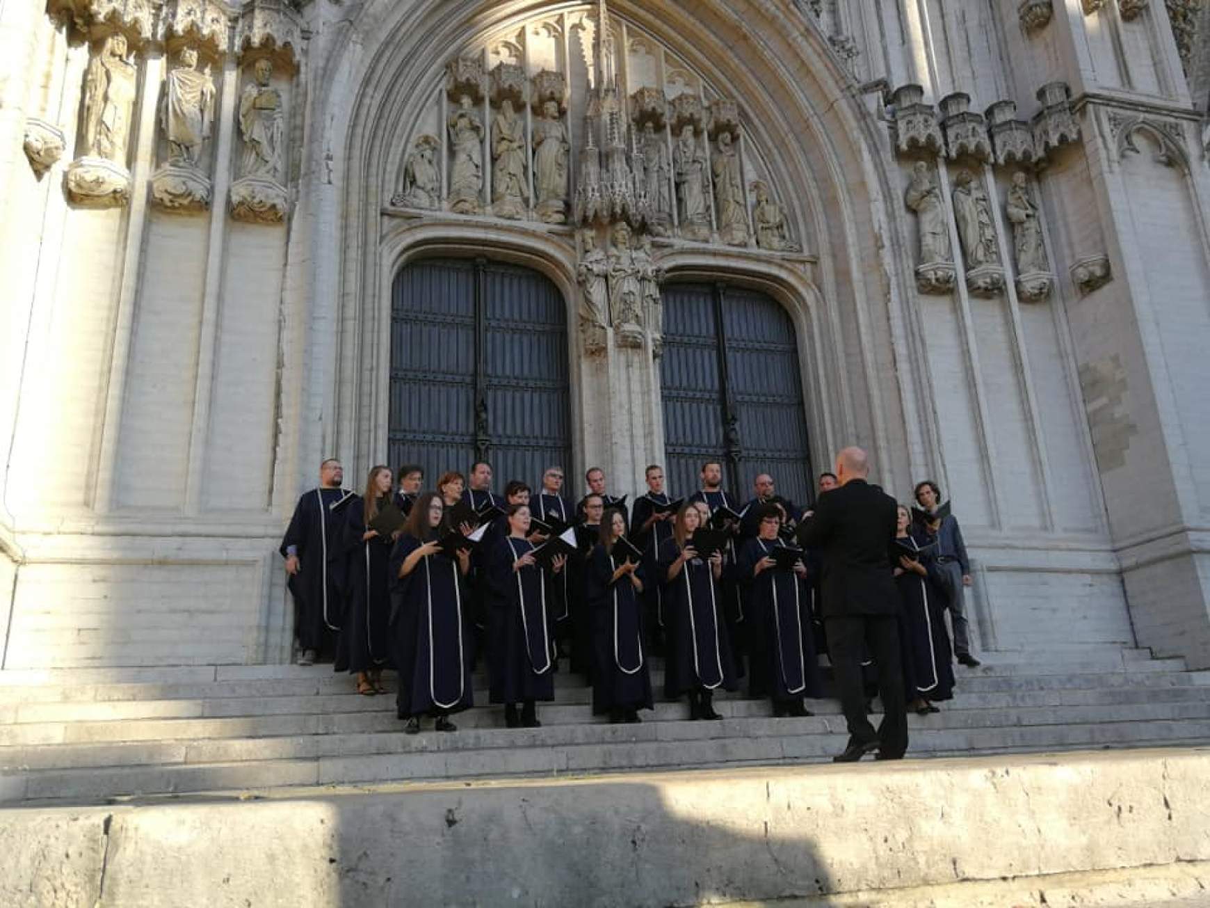 A kórus a katedrális előtt örömzenél, vezényel Molnár Ottó
