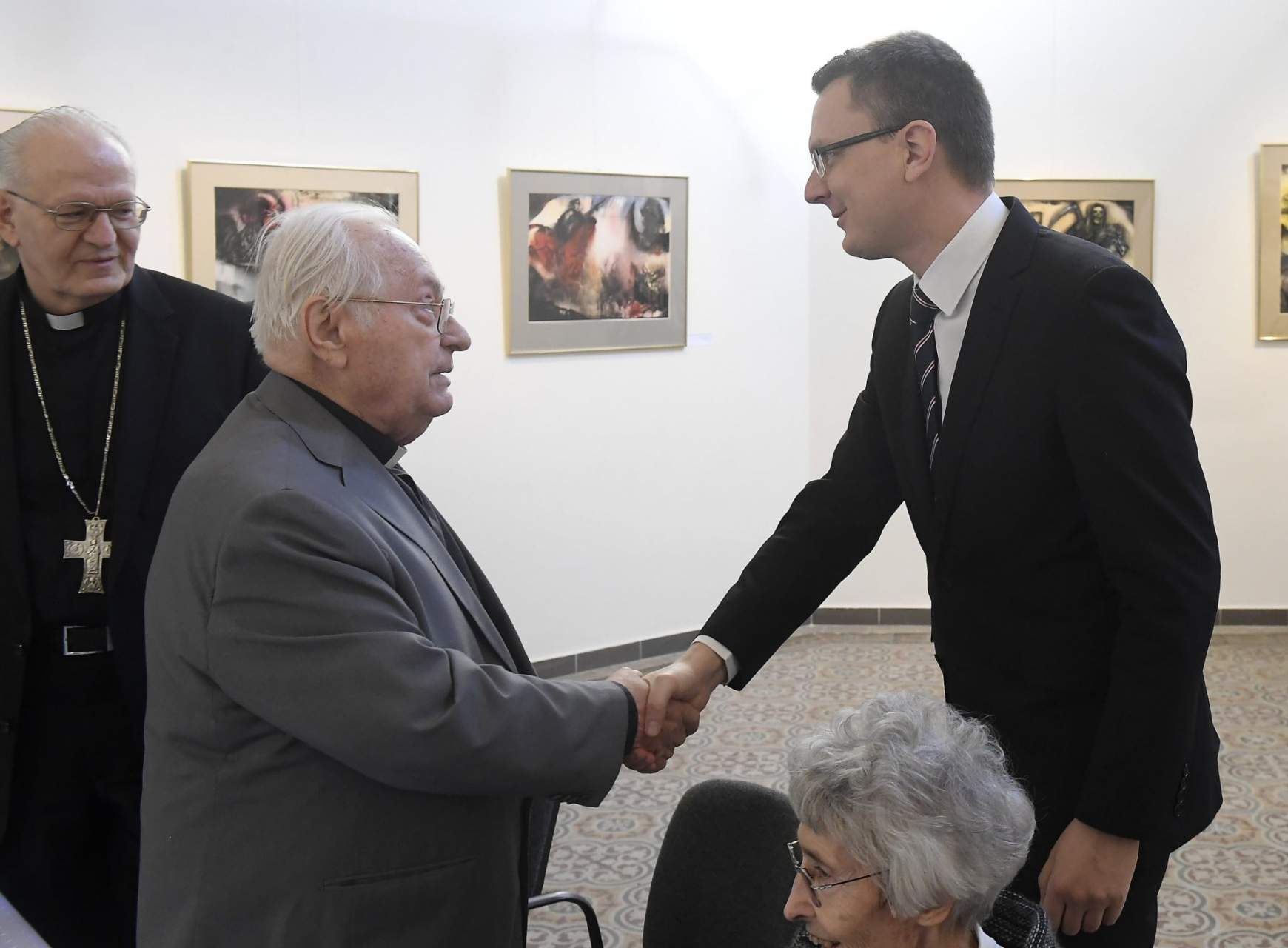 Rétvári Bence államtitkár gratulál Szabó Ferencnek. A kép bal szélén Erdő Péter, a jobbra lent Mádl Dalma