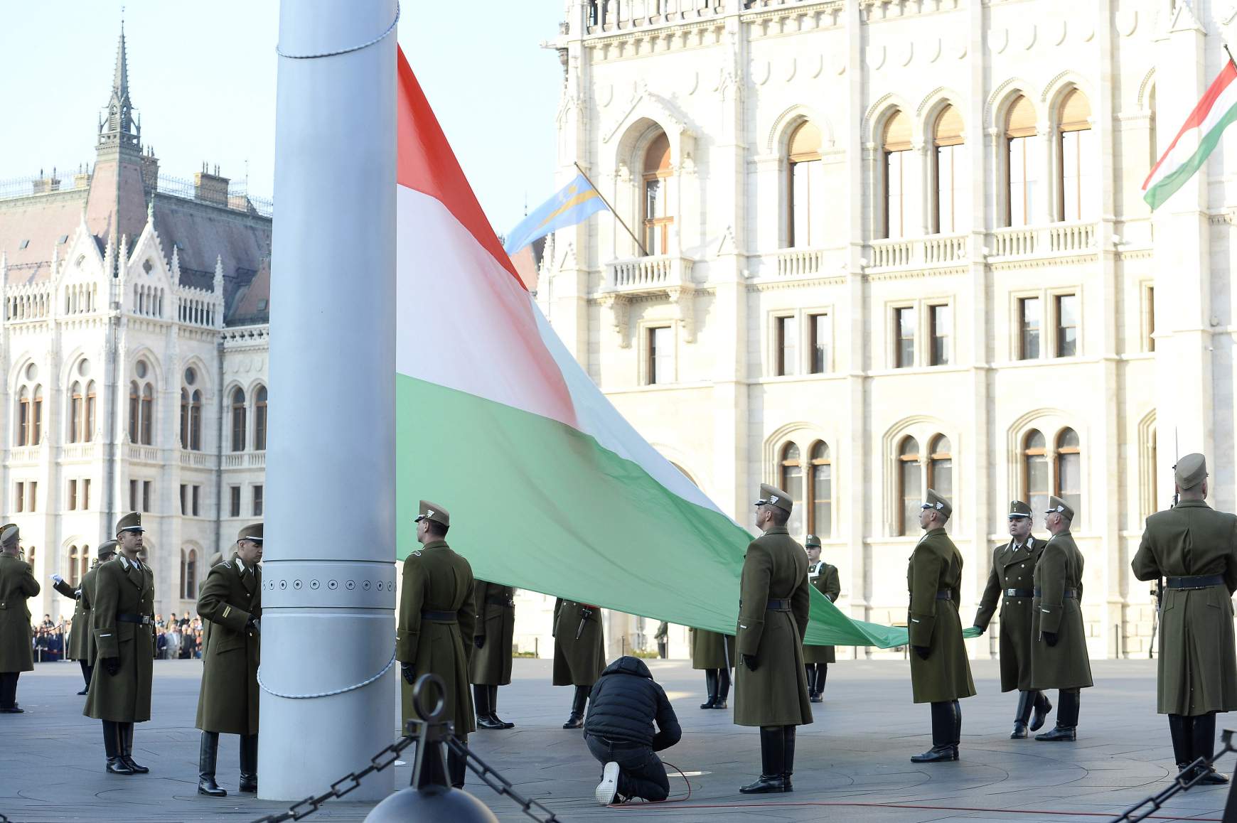 zaszlofelvonas-okt-23.jpg zaszlofelvonas-okt-23.jpg