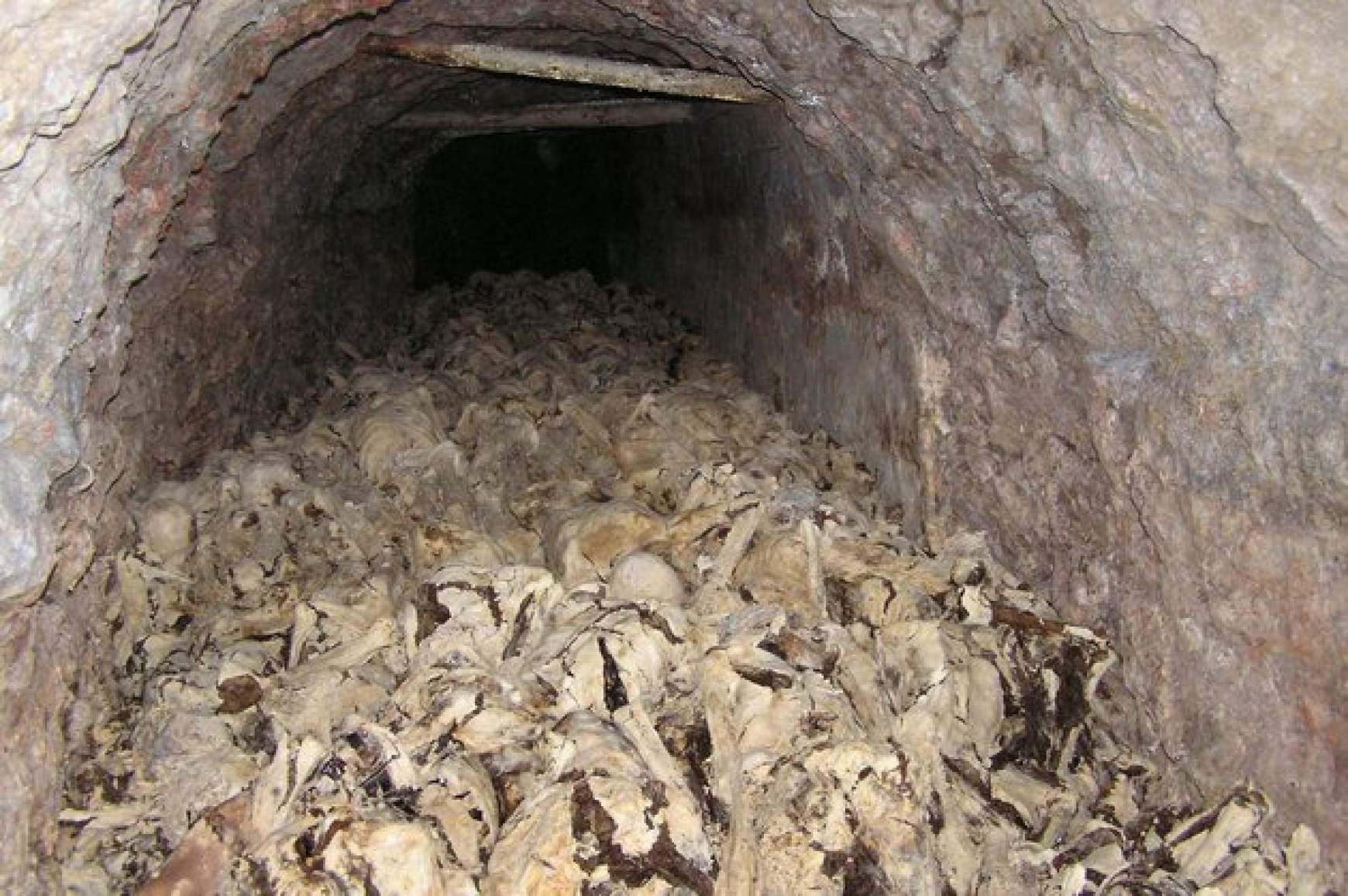 Ebben a barlangban sok ezer lemészárolt ember maradványait rejtették el