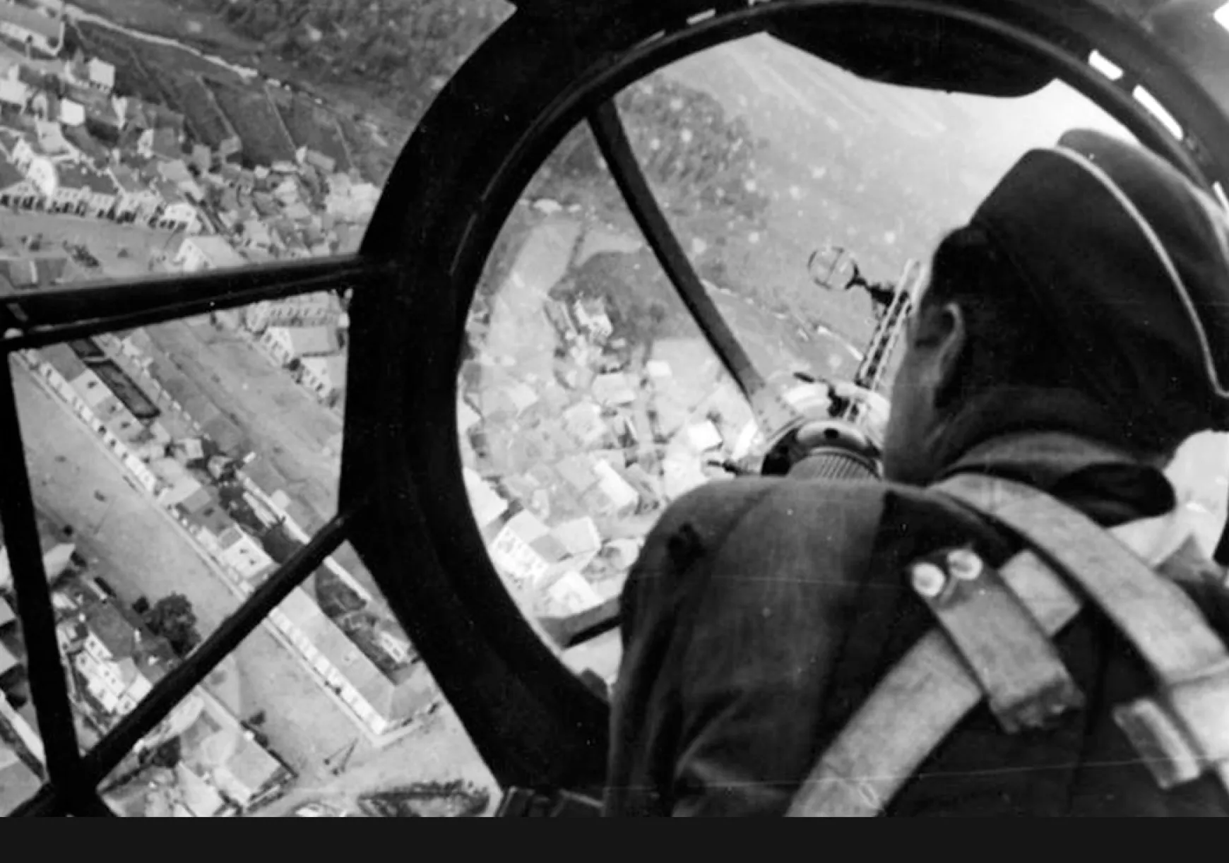 Német géppuskás repülőből lövi a menekülőket