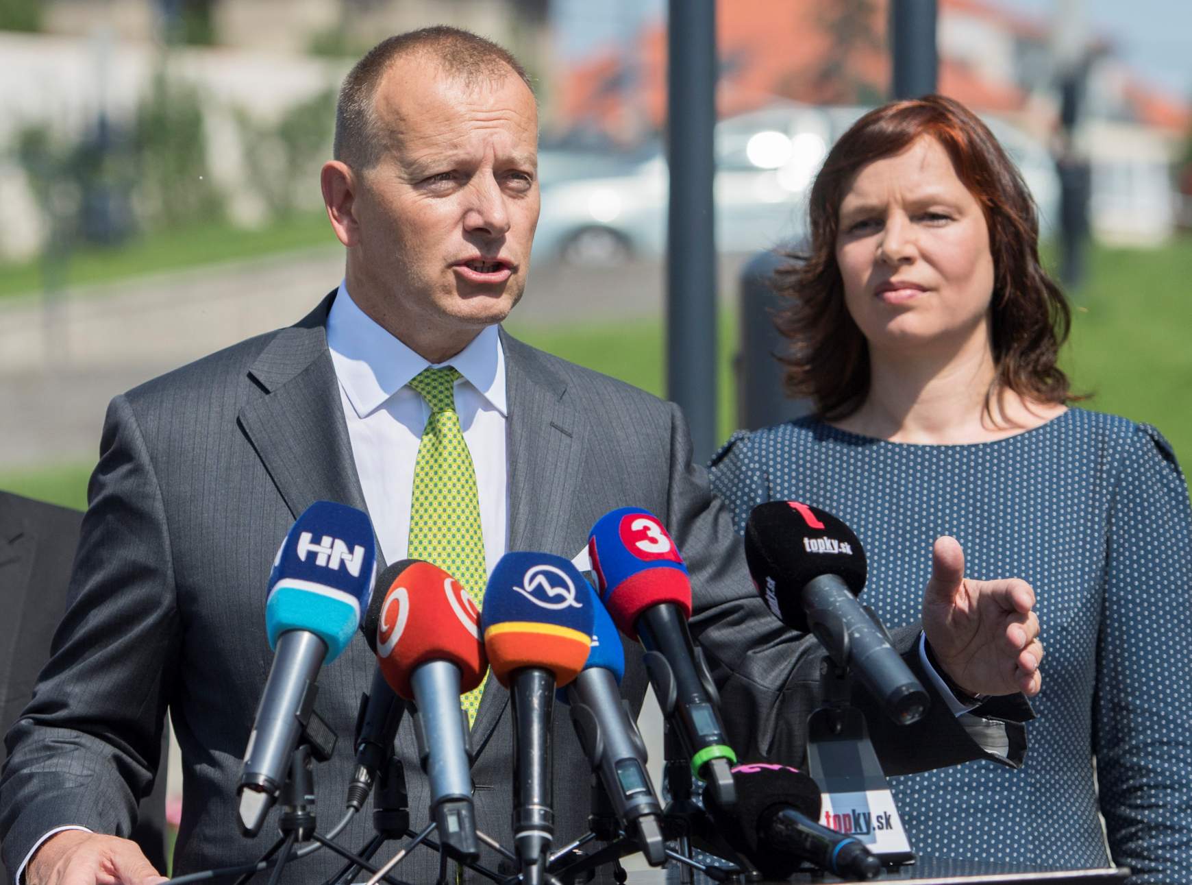 A kép jobb oldalán Veronika Remišová, a mikrofonnál a Sme rodina elnöke, Boris Kollár