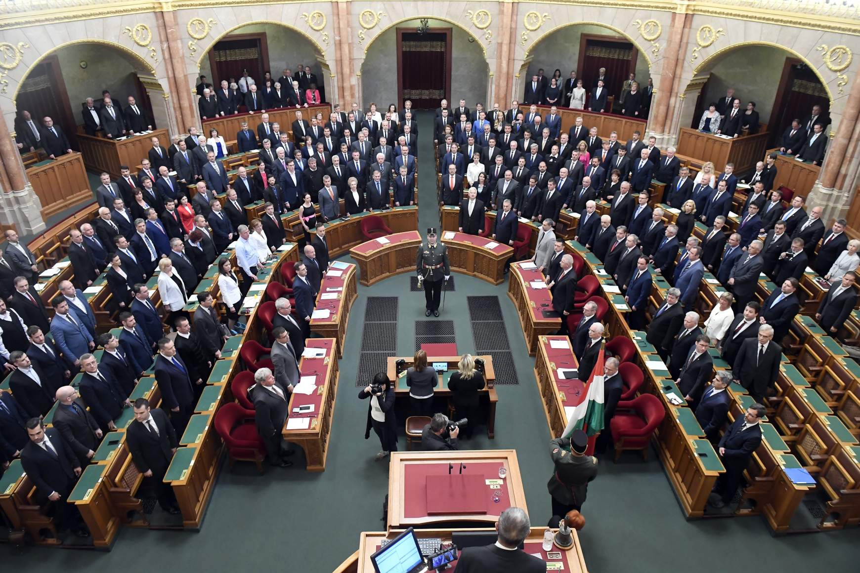 A képviselők eskütétele az Országgyűlés alakuló ülésén