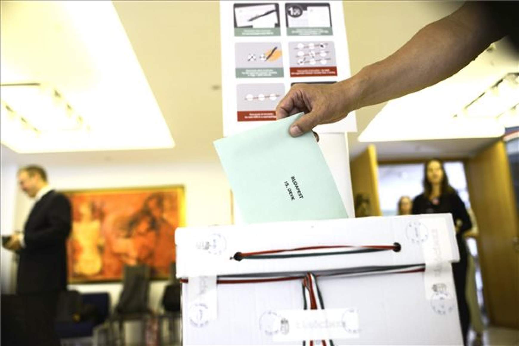 Egy férfi leadja szavazatát a tel-avivi magyar nagykövetségen.