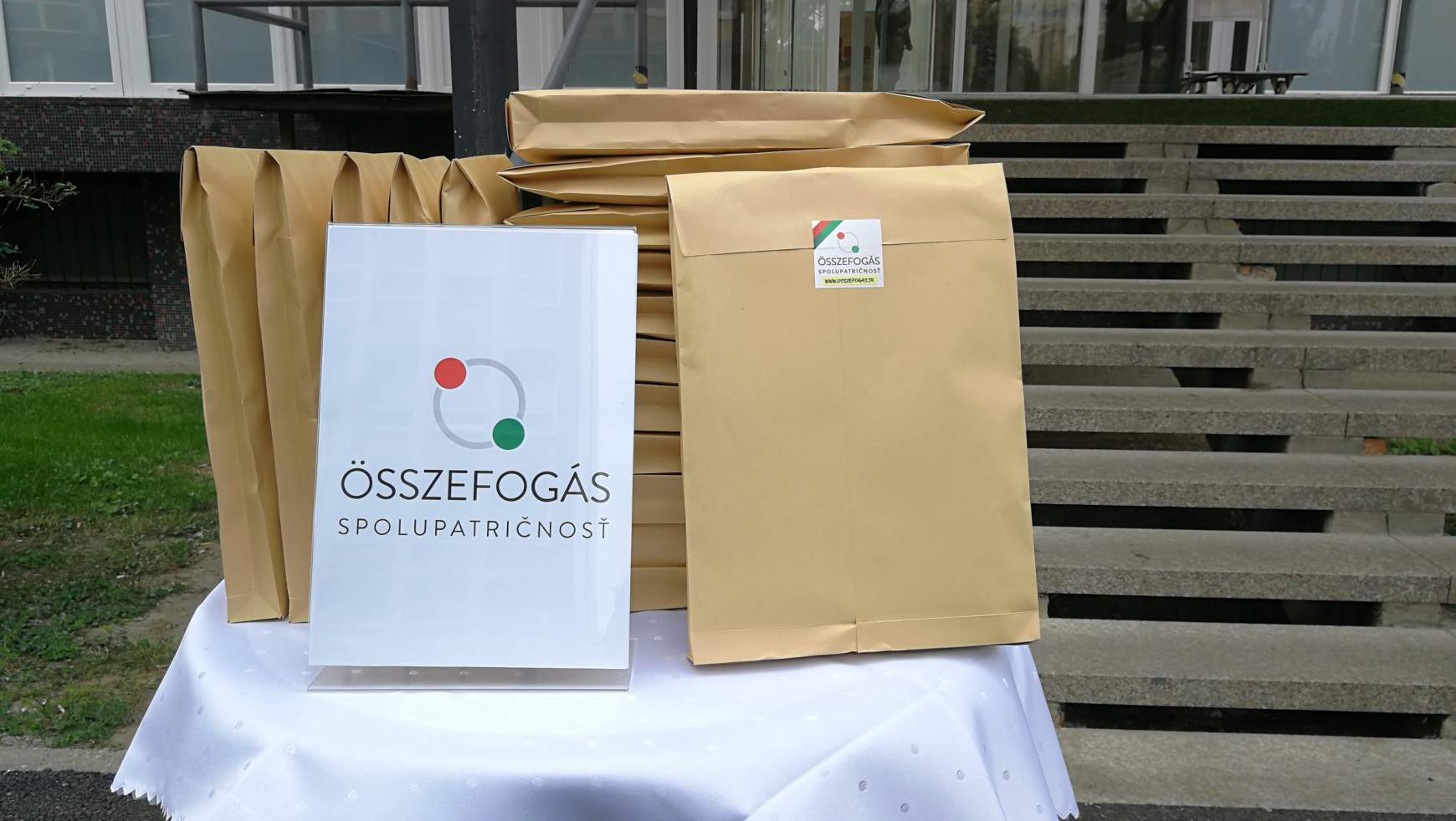 Összefogás – aláírások leadása Összefogás – aláírások leadása