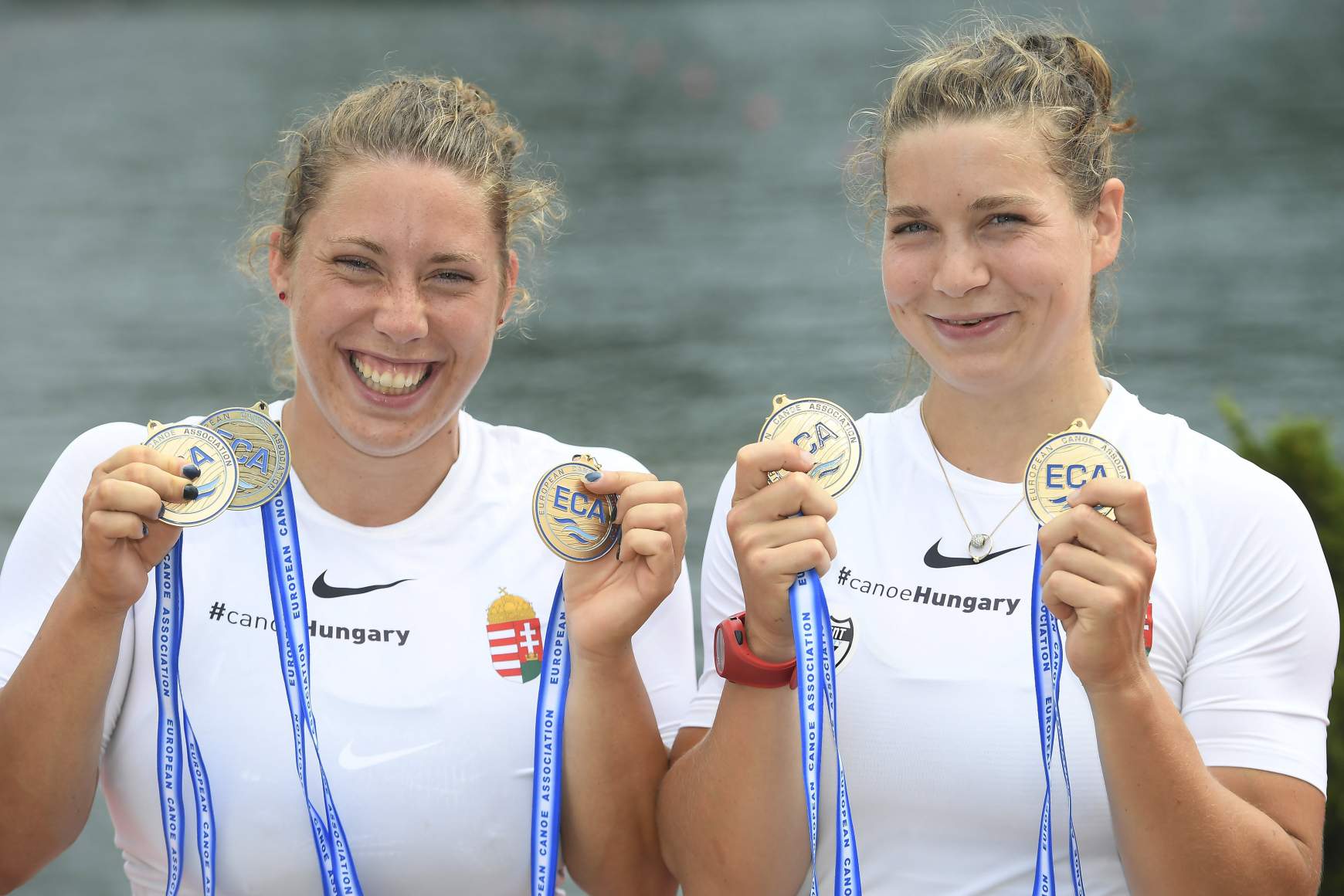 Balla Virág két arany és egy bronzérmét, Devecseriné Takács Kincső két aranyérmét mutatja