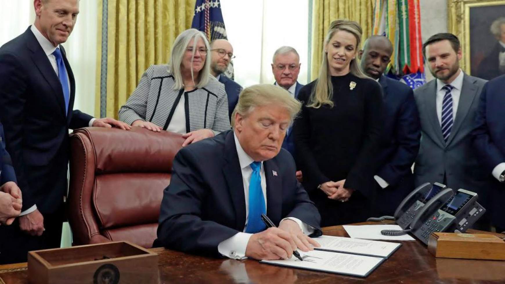 Donald Trump aláírja az űrhaderős elnöki direktívát. (Fotó: Evan Vucci/ AP)
