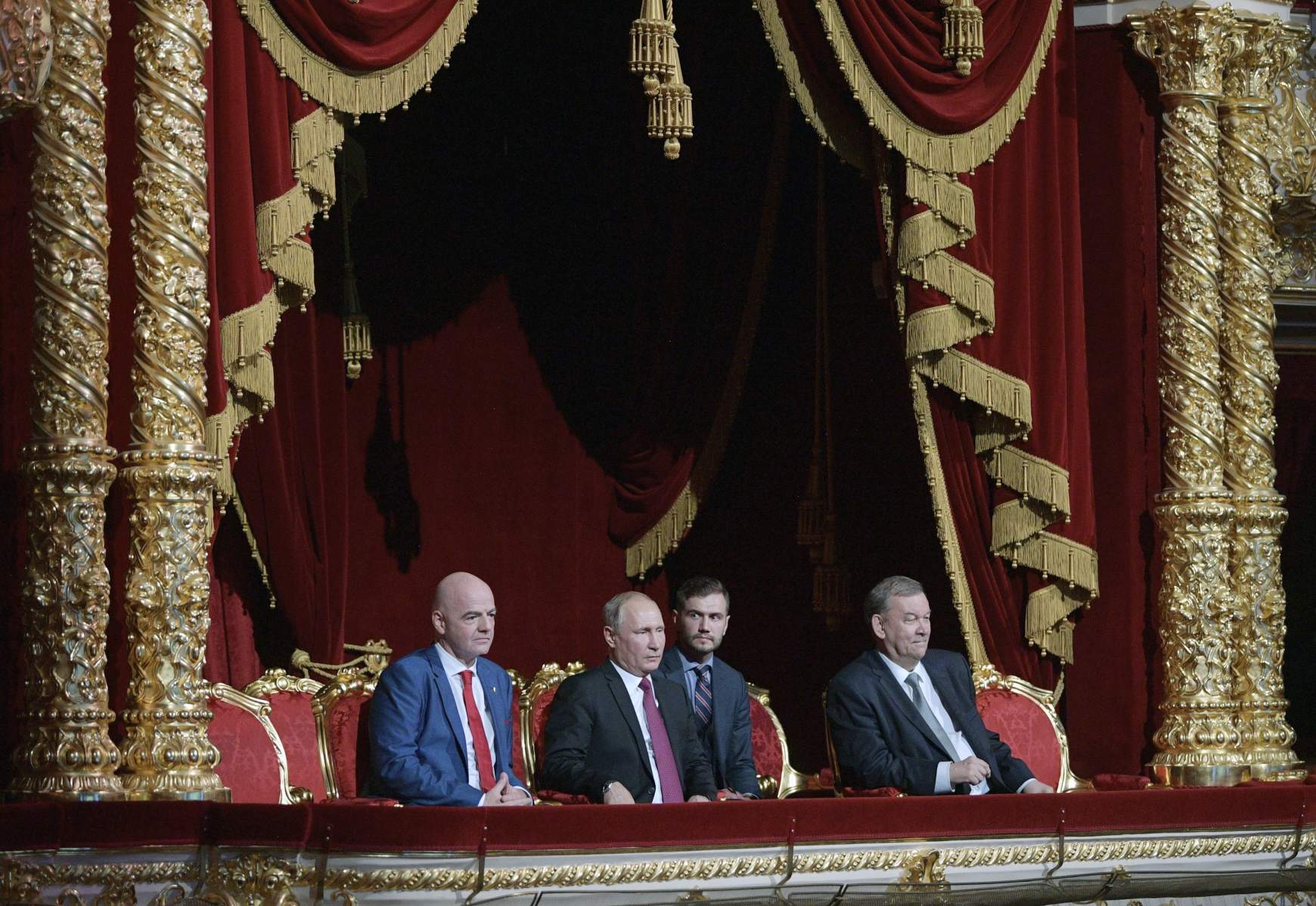 Vladimir Putin, Gianni Infantino és a színház igazgatója, Vladimir Urin