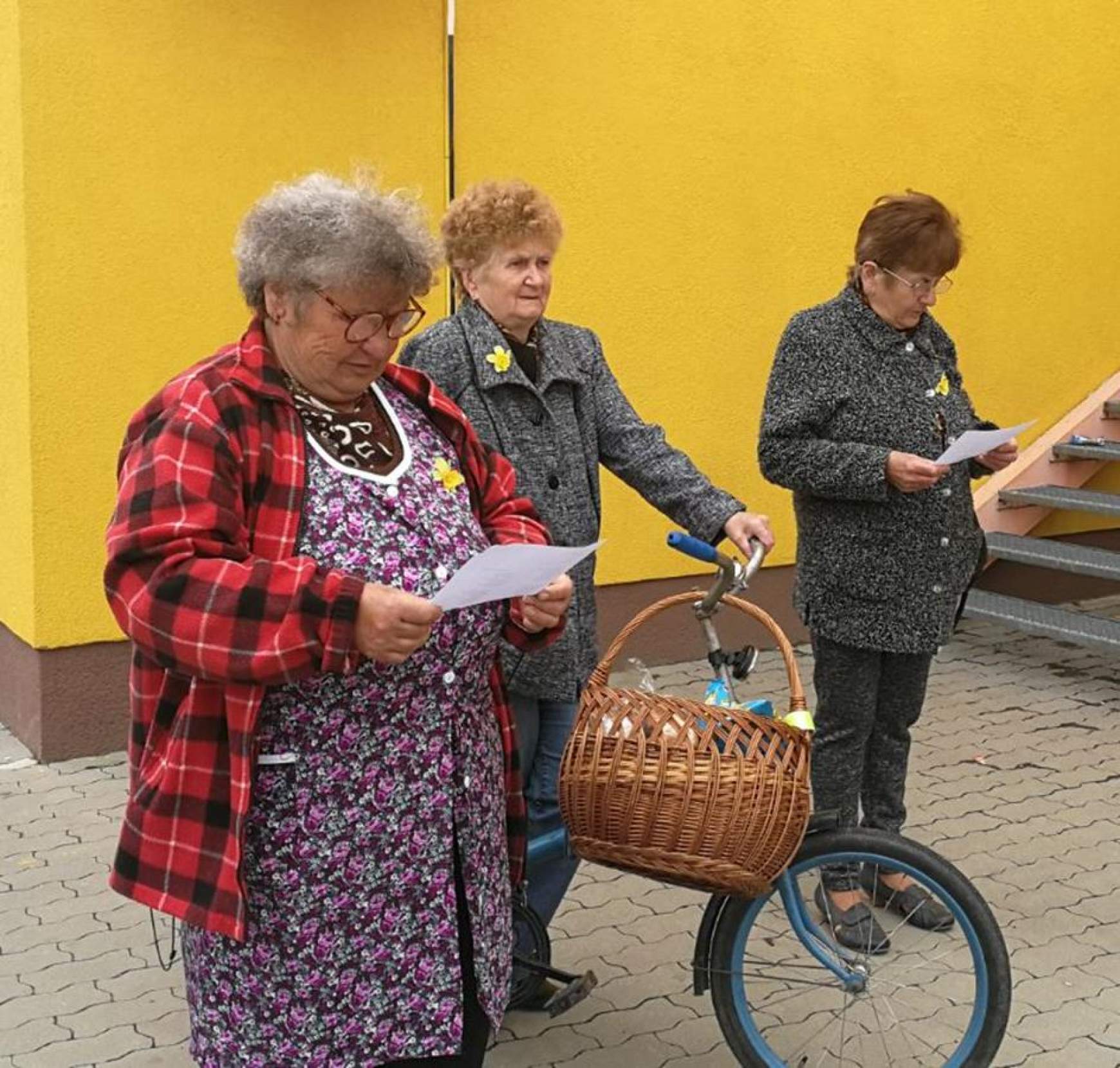 járókelők is csatlakoztak a Himnusz énekléséhez Köbölkúton