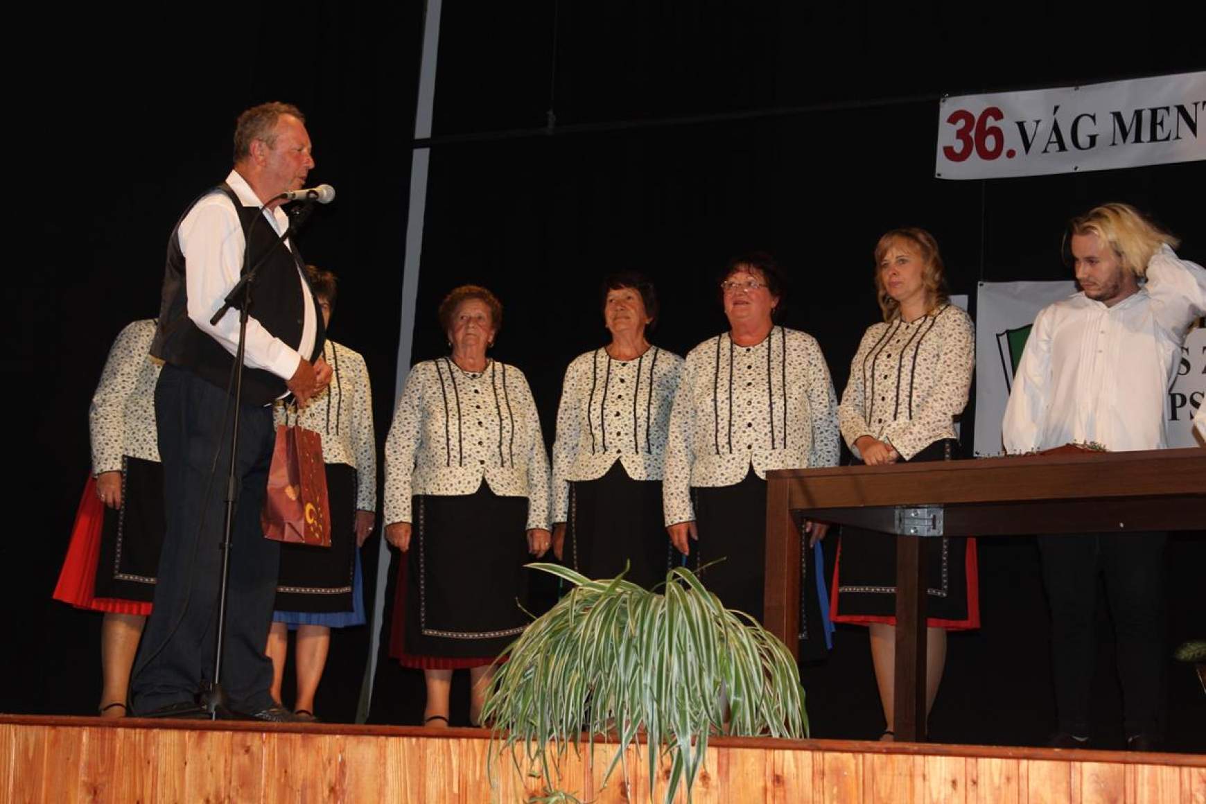 A Rozmaring együtteseket Ďurica Tibor a helyi dalárda vezetője is köszöntötte