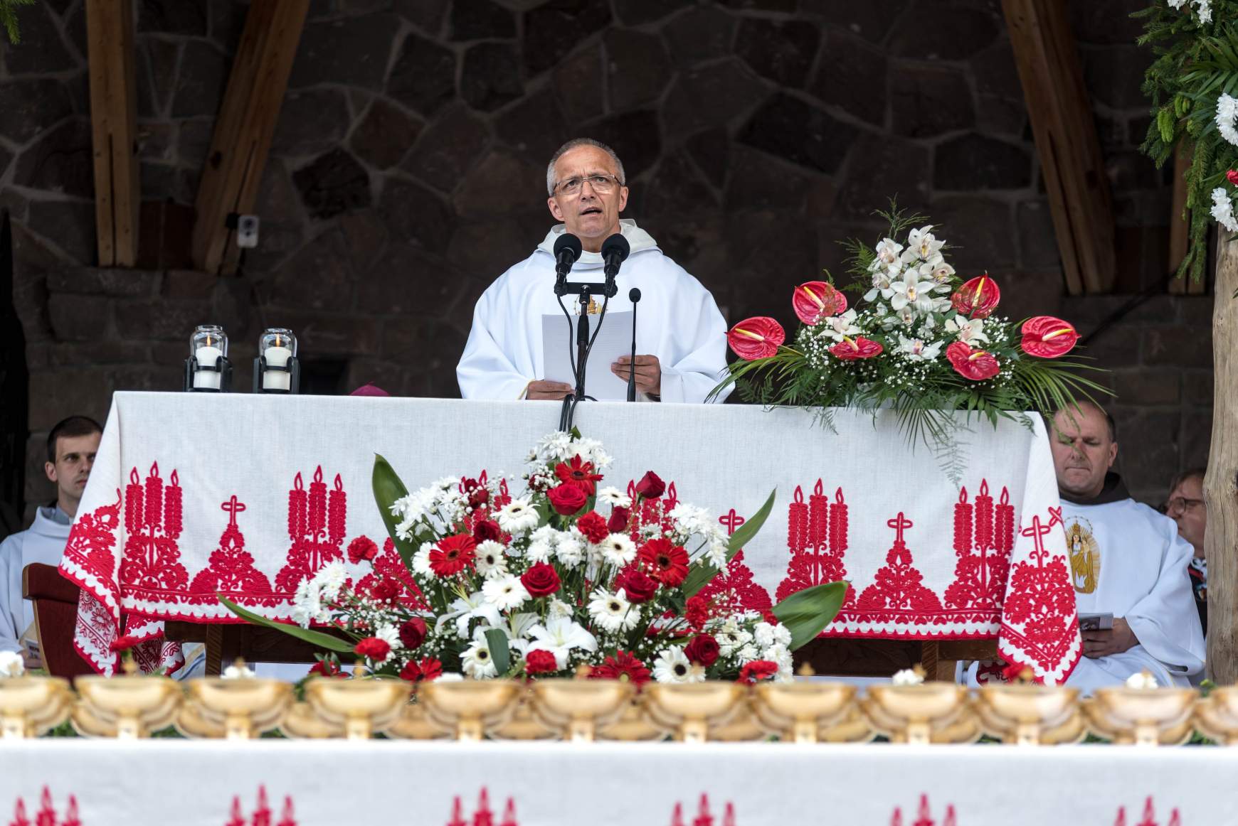 Csíksomlyó, 2018. május 19. Marian Adam Waligóra pálos szerzetes, a czestochowai Jasna Góra-i pálos kolostor házfőnöke szentmisét celebrál a csíksomlyói búcsún, a Kis- és Nagysomlyó-hegy közötti hegynyergen 2018. május 19-én.