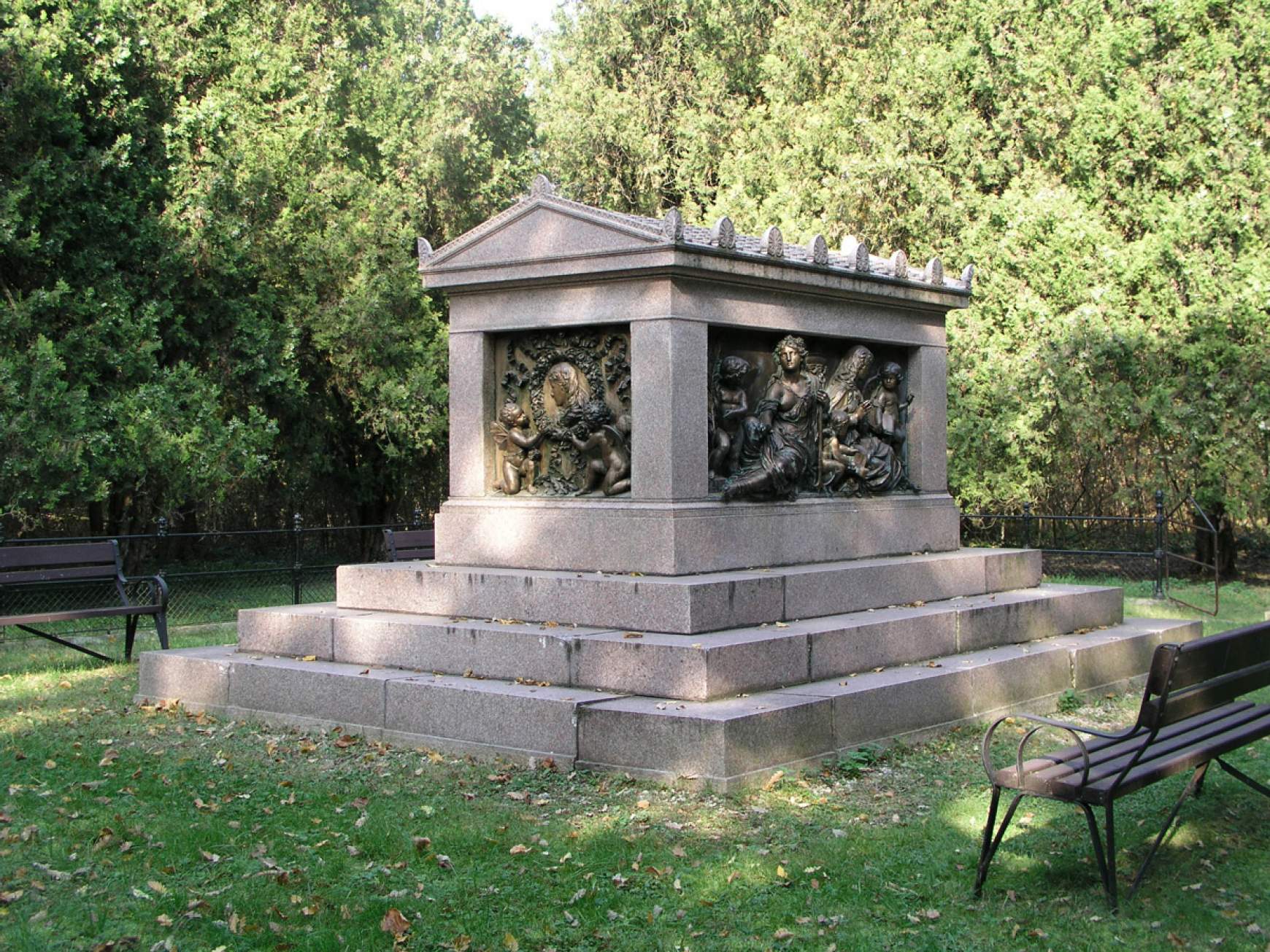 Széchenyi Béla és felesége síremléke Nagycenken