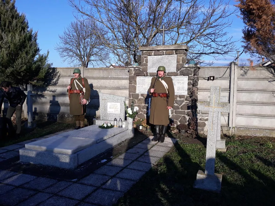 A szalkai temetőben a hadisírok megkoszorúzásával vette kezdetét az emléktúra