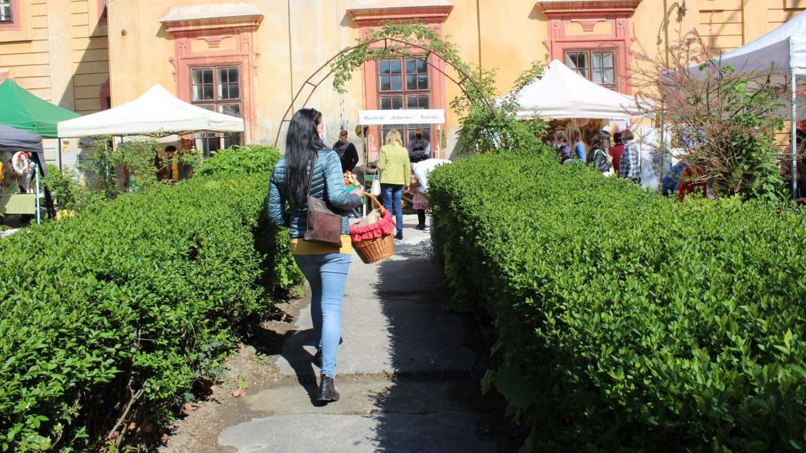 Tallósi őstermelői piac az Esterházy kastély udvarán