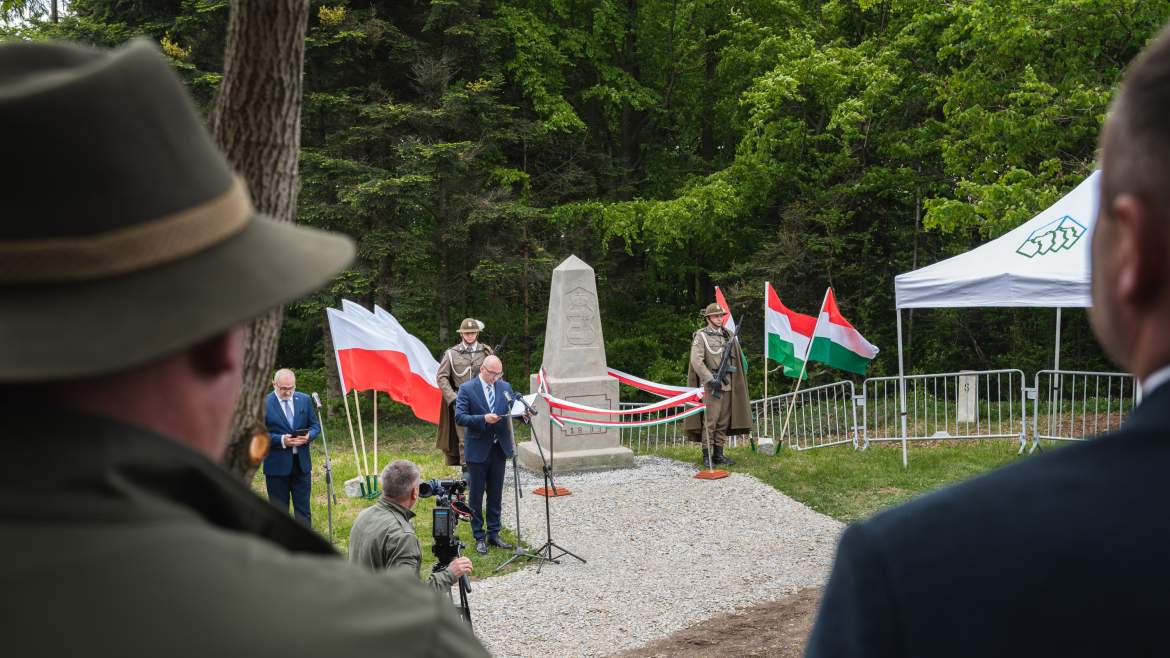 2021-06-02 Palotai-hágó határkő határoszlop felújítás lengyel-magyar barátság