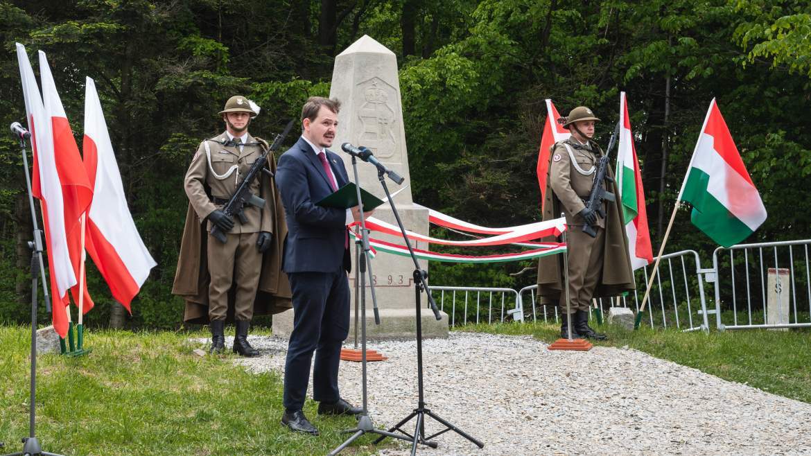 2021-06-02 Palotai-hágó határkő határoszlop felújítás lengyel-magyar barátság